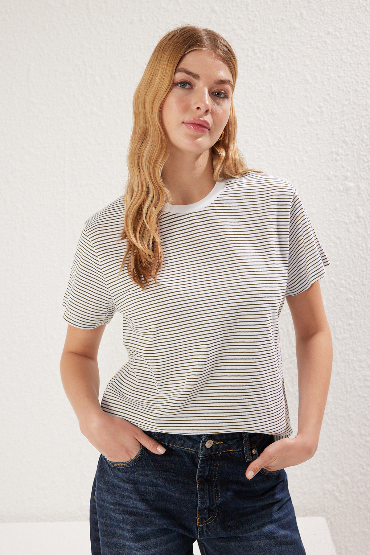 Trendyolmilla  Haki Ekru Çizgili Kalın Pamuklu Basic Regular/Normal Kalıp Örme T-Shirt TWOSS23TS00043