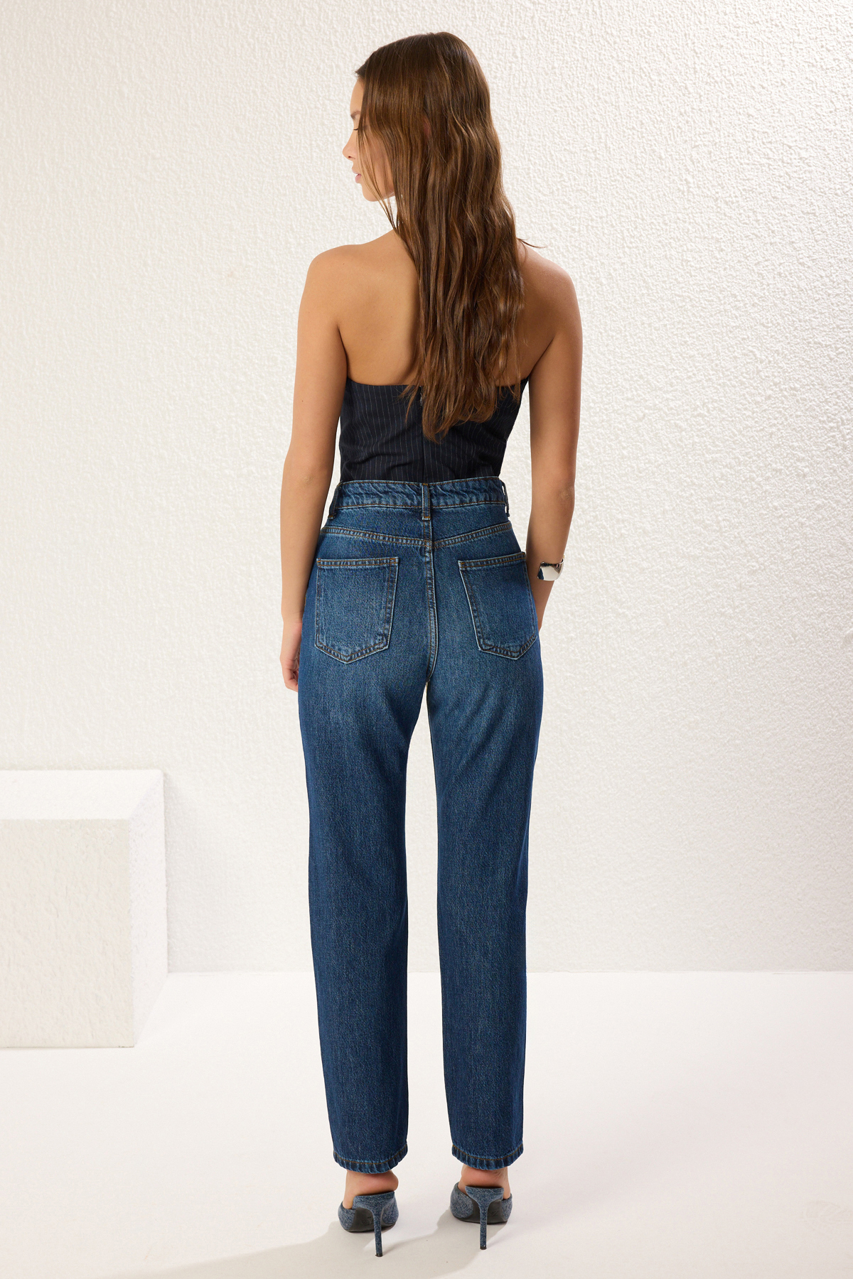 Trendyolmilla  Koyu Mavi Yüksek Bel Düz Kesim Straight %100 Pamuk Non-Stretch Jeans TWOSS23JE00089 - Görsel 5