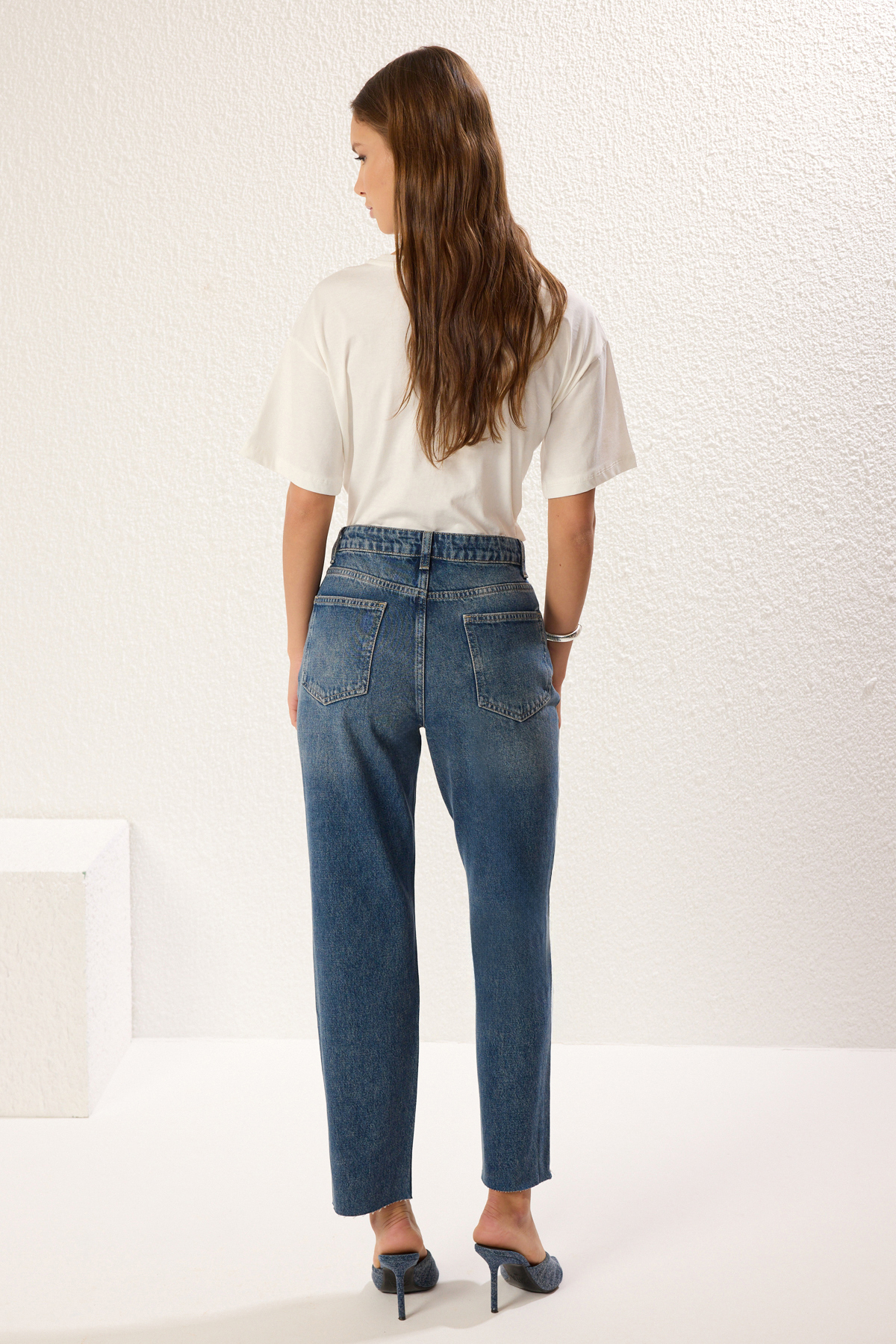 Trendyolmilla  Mavi Paçası Kesikli Yüksek Bel Straight %100 Pamuk Non-Stretch Jeans TWOAW25JE00307 - Görsel 5