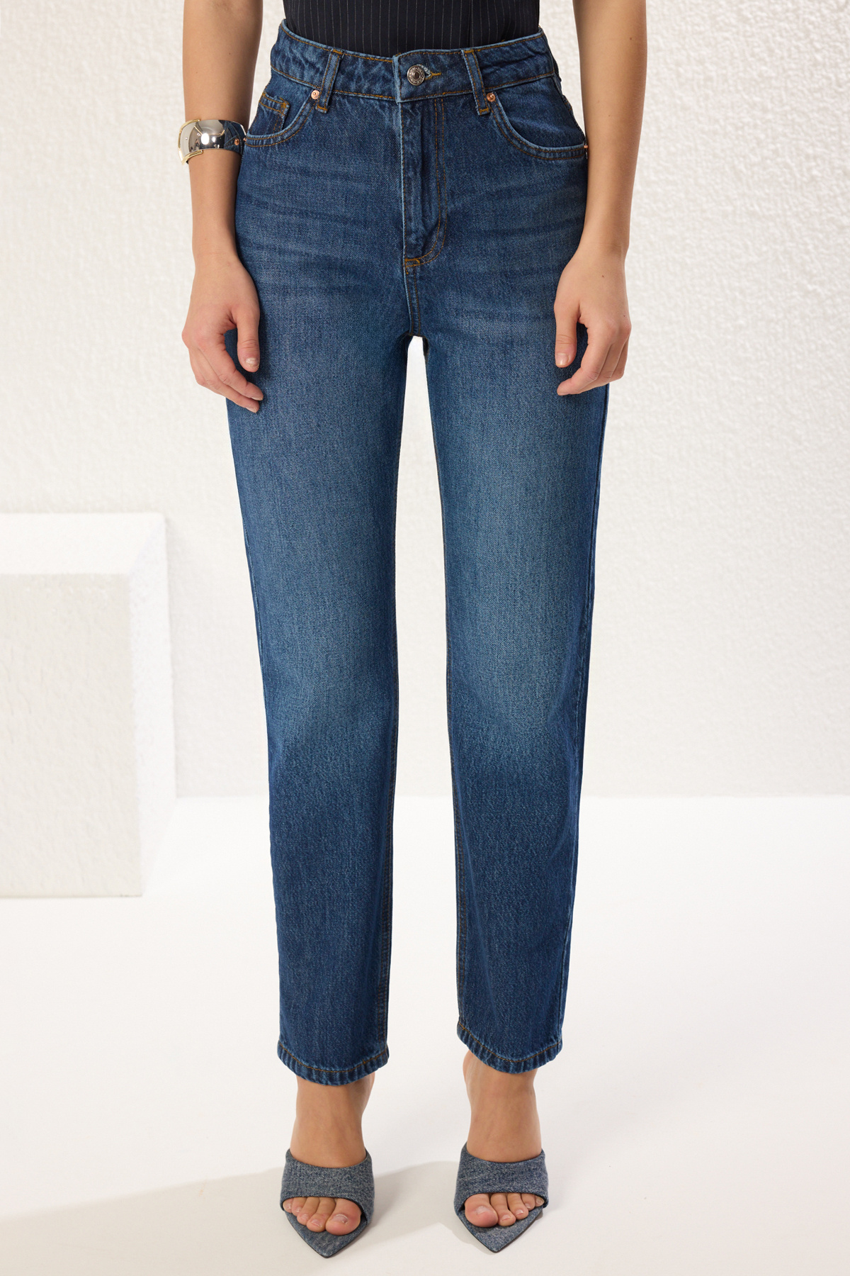 Trendyol Collection Dunkelblaue Straight Jeans mit hoher Taille und geradem Schnitt TWOSS23JE00089