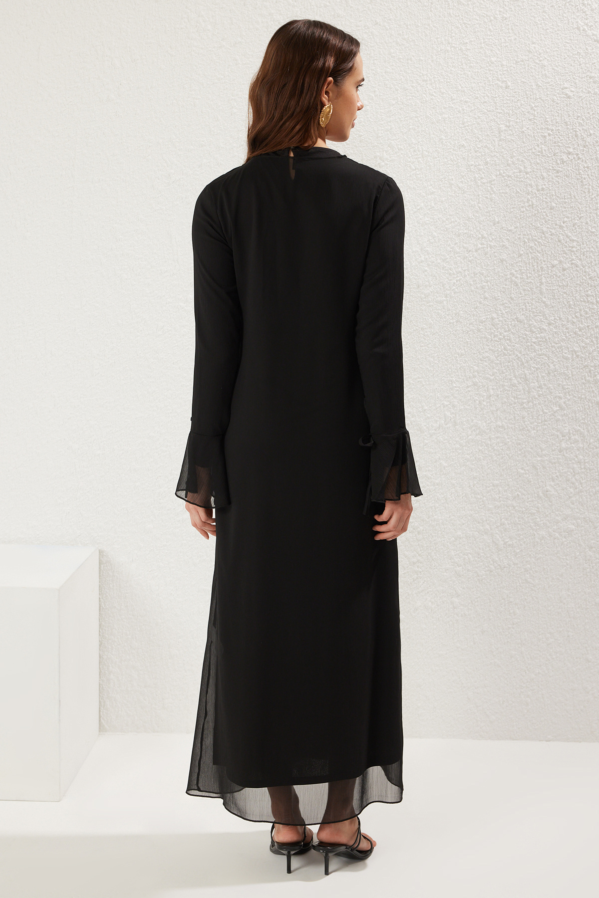 Trendyol Modest-Schwarzes, mit Schleife verziertes, gewebtes Kleid-Kimono-Set TCTSS25US00020 5