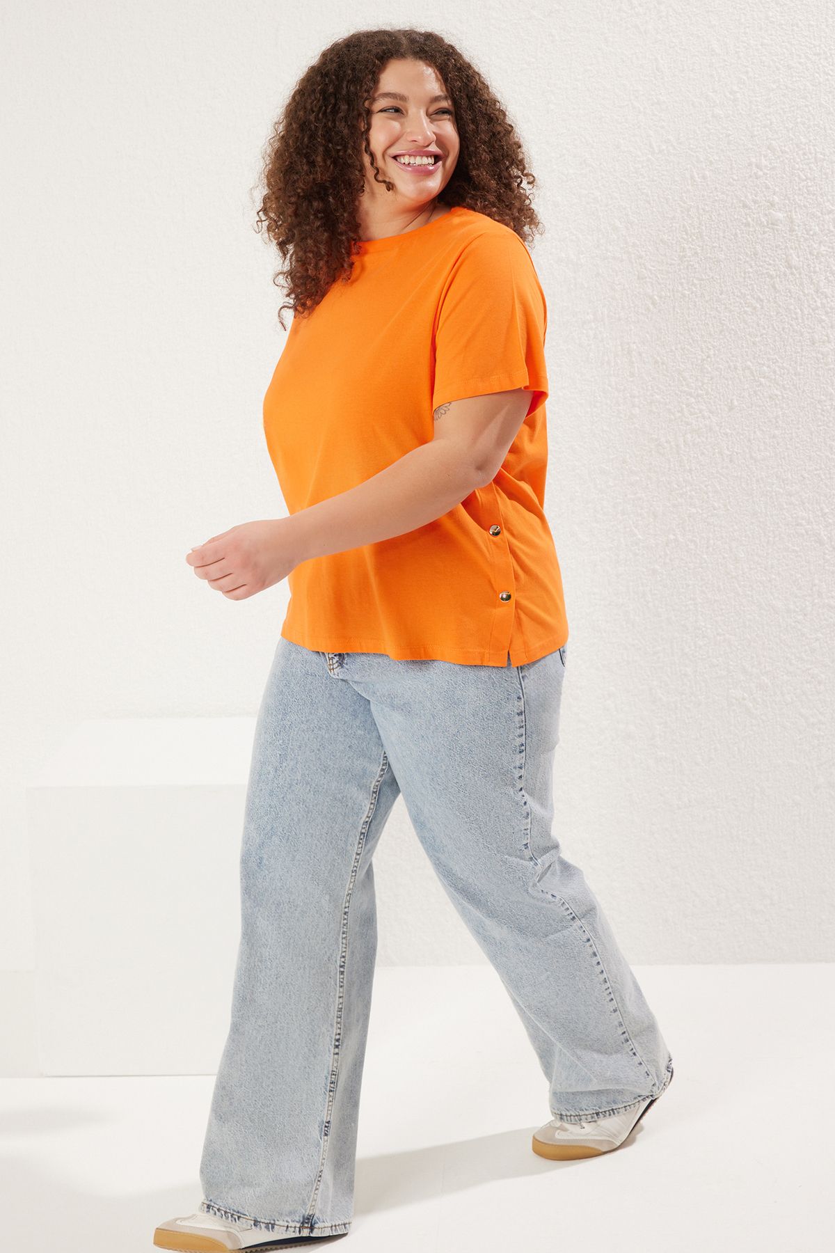 Trendyol Curve-Oranžové tričko Boyfriend Fit větší velikosti – zapínání na boku, 100% bavlna, TBBSS24BF00000 2