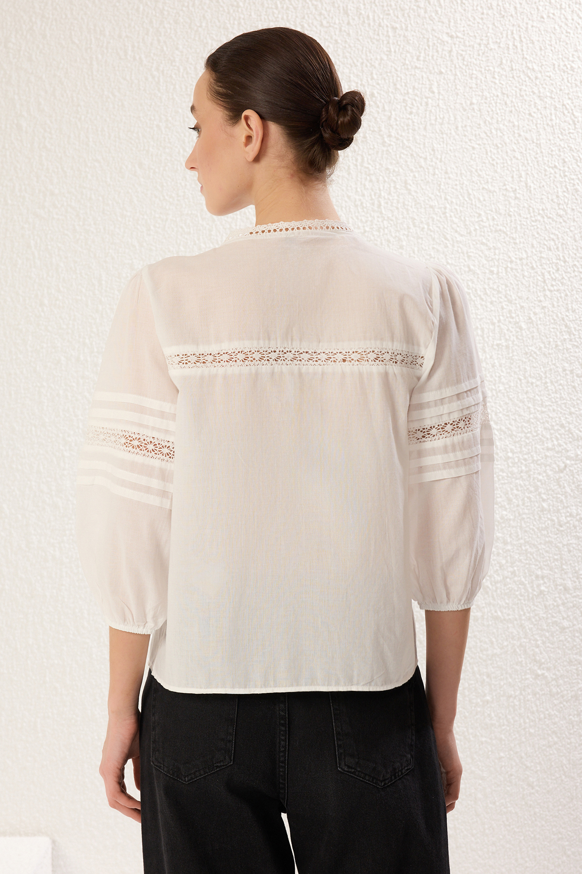 Trendyolmilla  Beyaz Pamuklu Kumaş Dantel Detaylı Regular Normal Kalıp Dokuma Gömlek TWOSS25GO00030 - Görsel 5