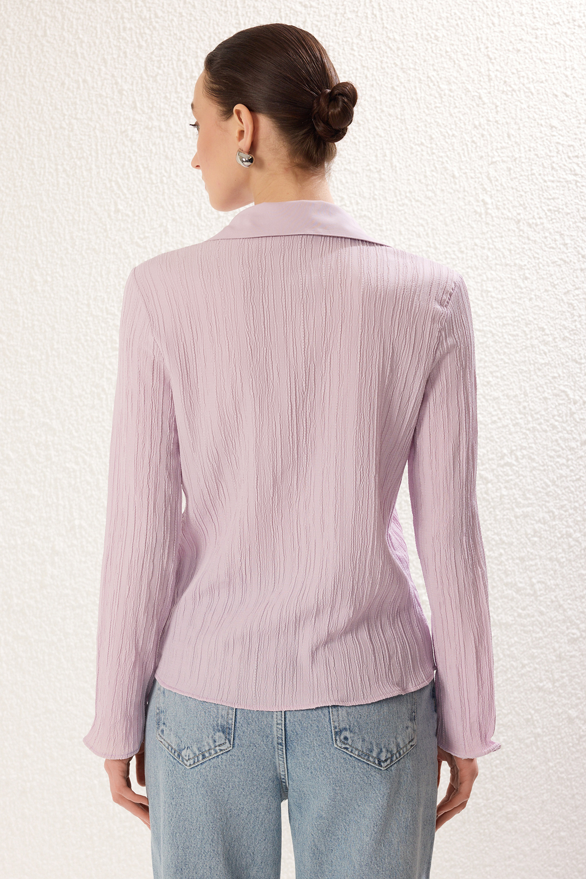 Trendyol Collection-Fliederfarbenes, strukturiertes, vorne gebundenes, gewebtes Hemd TWOSS25GO00012 5