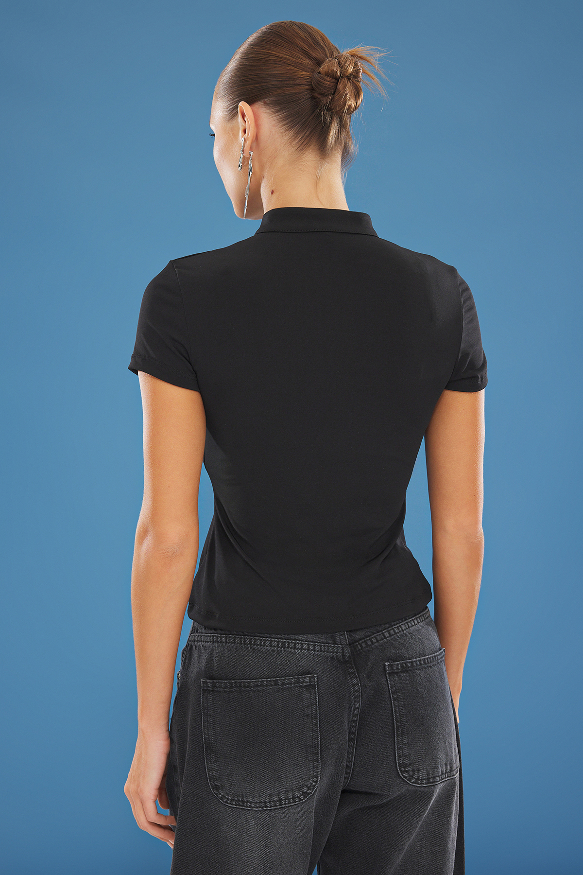 Trendyolmilla  Siyah Dik Yaka Bağlama Detaylı Vücuda Oturan Esnek Örme Bluz TWOSS25BZ00226 - Görsel 5