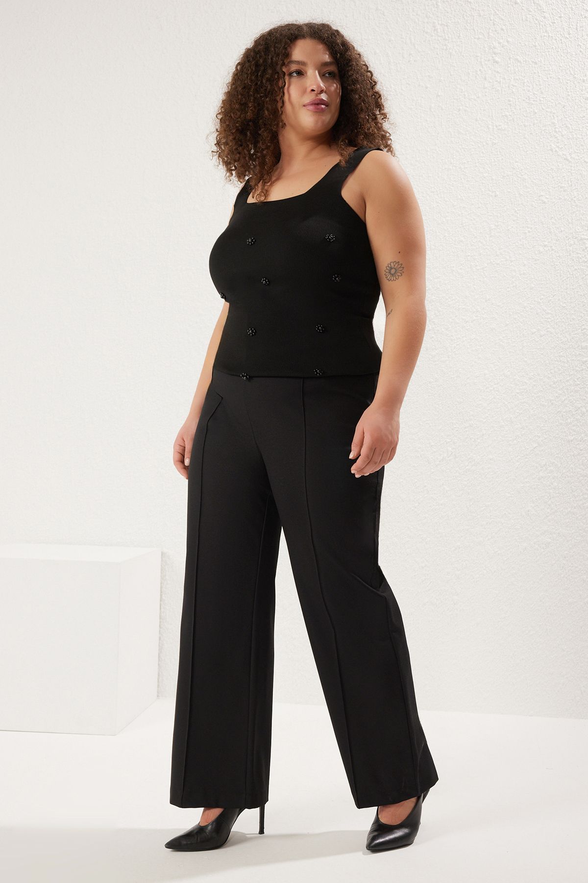 Trendyol Curve-بنطال أسود مضلع بأرجل واسعة وخصر مطاطي مقاس كبير TBBSS25AR00016 3
