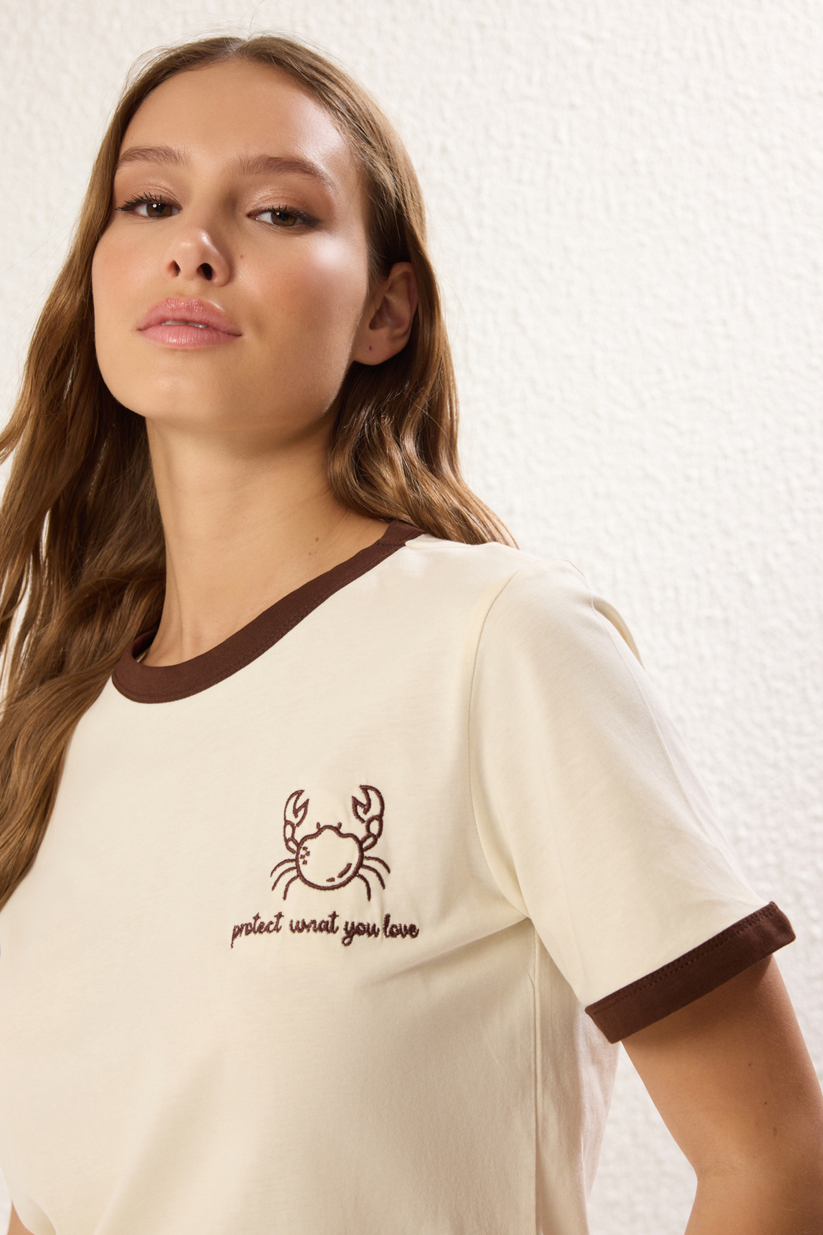 Trendyolmilla  Taş %100 Pamuk Nakışlı Kontrast Biye Detaylı Örme T-Shirt TWOSS24TS00037 - Görsel 2