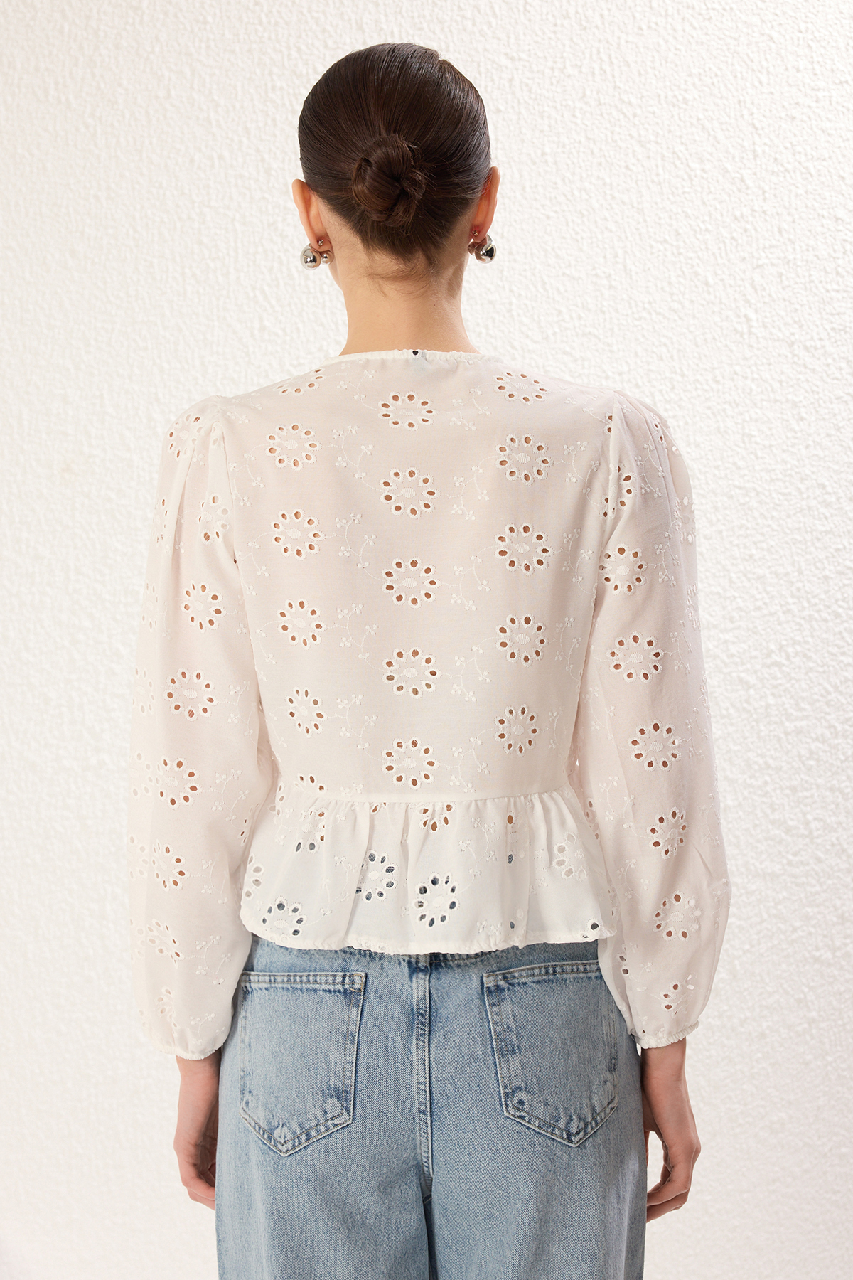 Trendyolmilla  Beyaz Brode Kumaş Bağlama Detaylı Regular Normal Kalıp Dokuma Gömlek TWOSS25GO00051 - Görsel 5