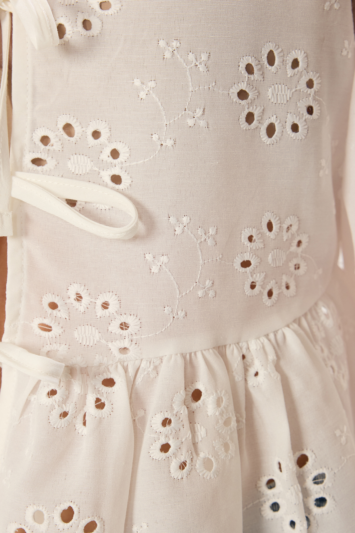 Trendyolmilla  Beyaz Brode Kumaş Bağlama Detaylı Regular Normal Kalıp Dokuma Gömlek TWOSS25GO00051 - Görsel 4