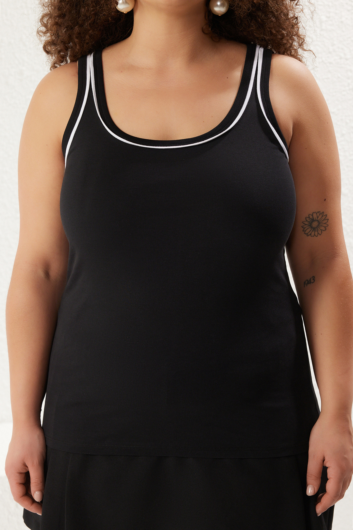 Trendyol Curve-Černé tílko s ohlávkou Plus Size – kontrastní lemování, 100% bavlna TBBSS25CV00007 3