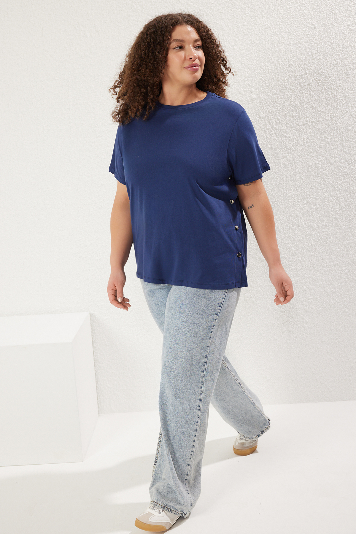 Trendyol Curve-Tričko Boyfriend Fit námořnicky modré – zapínání na bok, 100% bavlna, velká velikost Tbbss24Bf00000 2