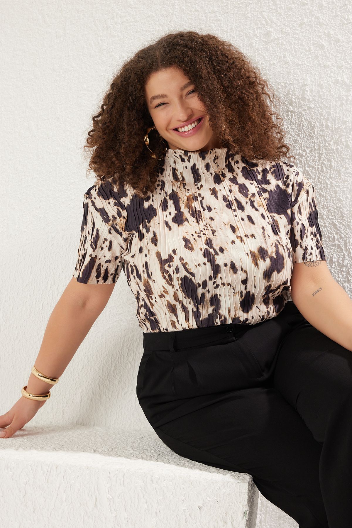 Trendyol Curve-Wielokolorowa, plisowana, dzianinowa bluzka w zwierzęcy wzór, plus size TBBSS25AF00084 2