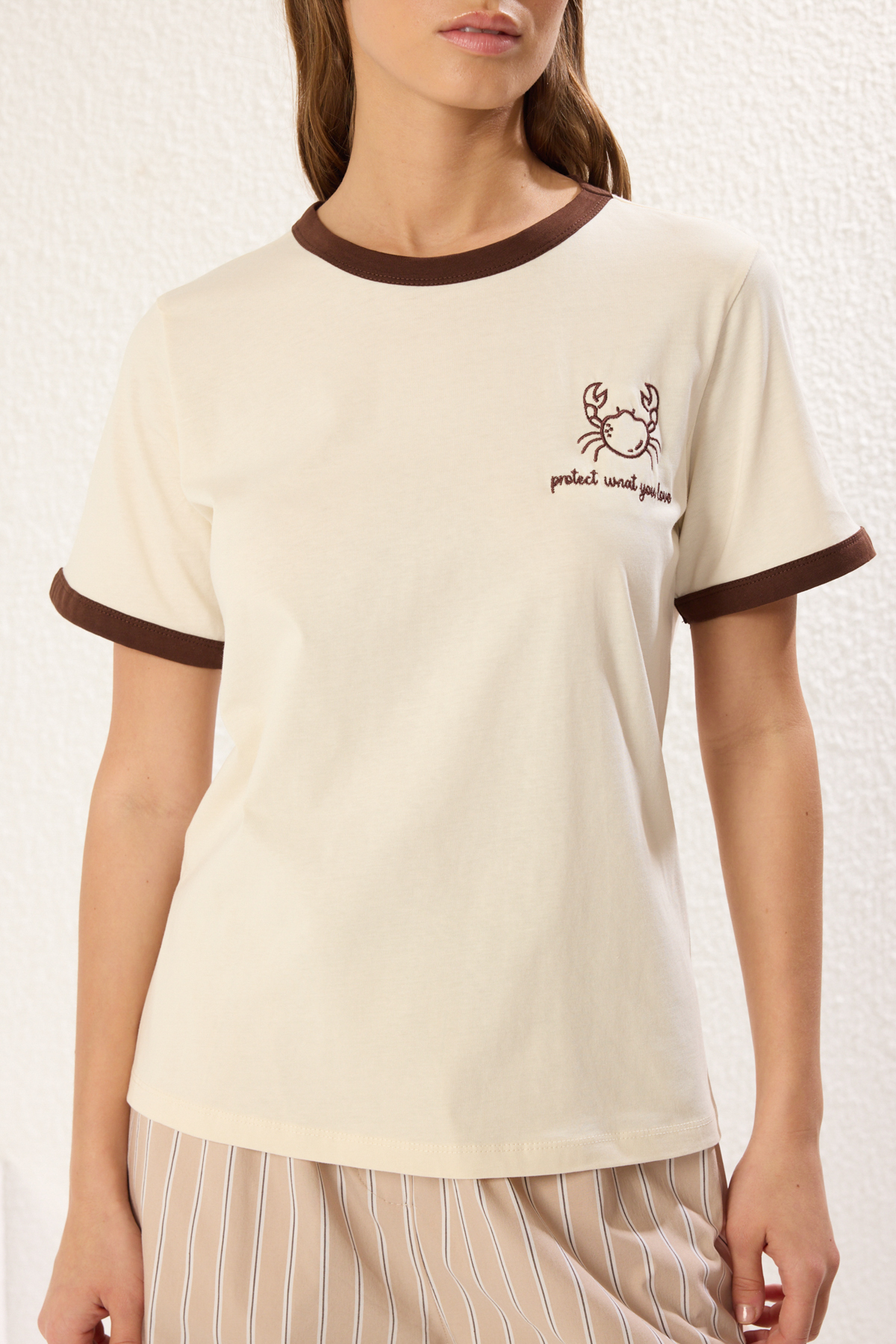 Trendyolmilla  Taş %100 Pamuk Nakışlı Kontrast Biye Detaylı Örme T-Shirt TWOSS24TS00037 - Görsel 3