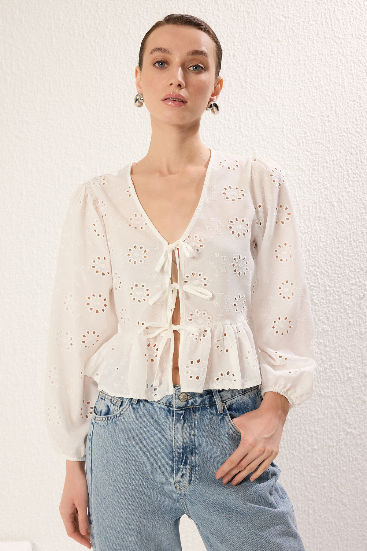 Trendyolmilla  Beyaz Brode Kumaş Bağlama Detaylı Regular Normal Kalıp Dokuma Gömlek TWOSS25GO00051