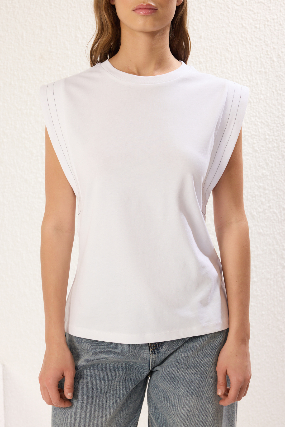 Trendyolmilla  Beyaz %100 Pamuk Kol Dikişi Detaylı Bisiklet Yaka Örme T-Shirt TWOSS25TS00024 - Görsel 3