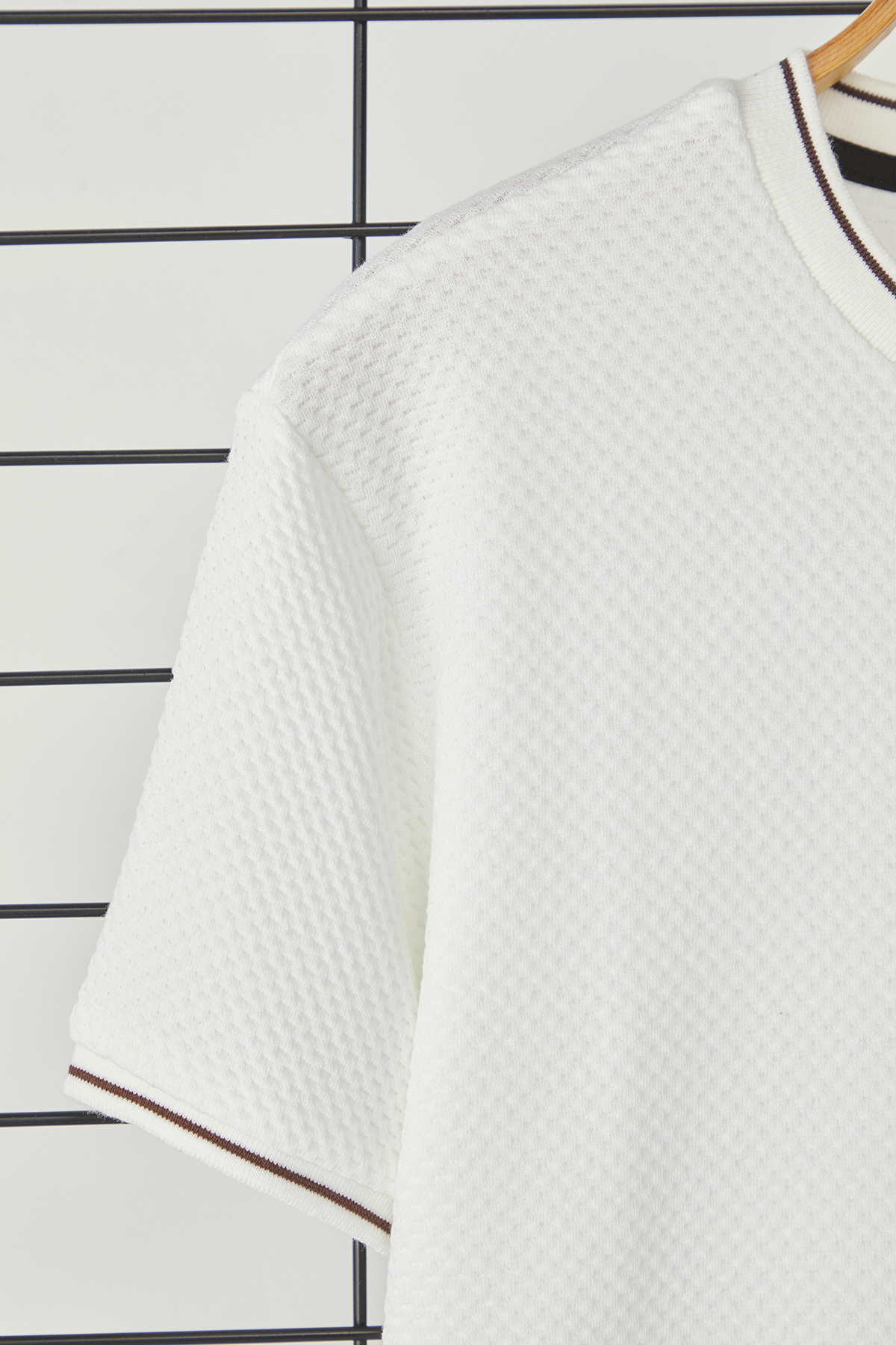 Trendyol Collection-Weißes, strukturiertes Strick-T-Shirt mit Band – reguläre Passform TMNSS25TS00042 9
