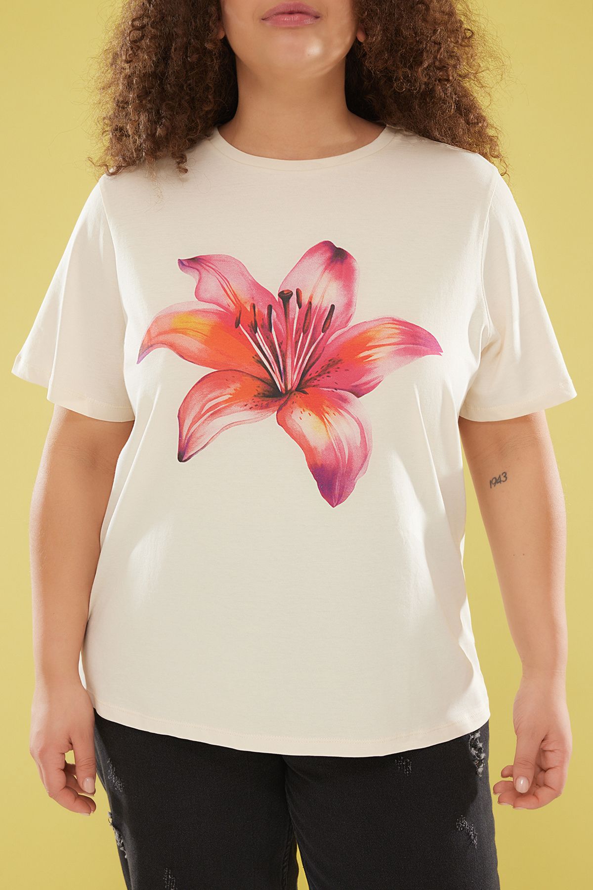 Trendyol Curve-Übergroßes T-Shirt mit Blumendruck in Steinfarbe – TBBSS25BF00019 4
