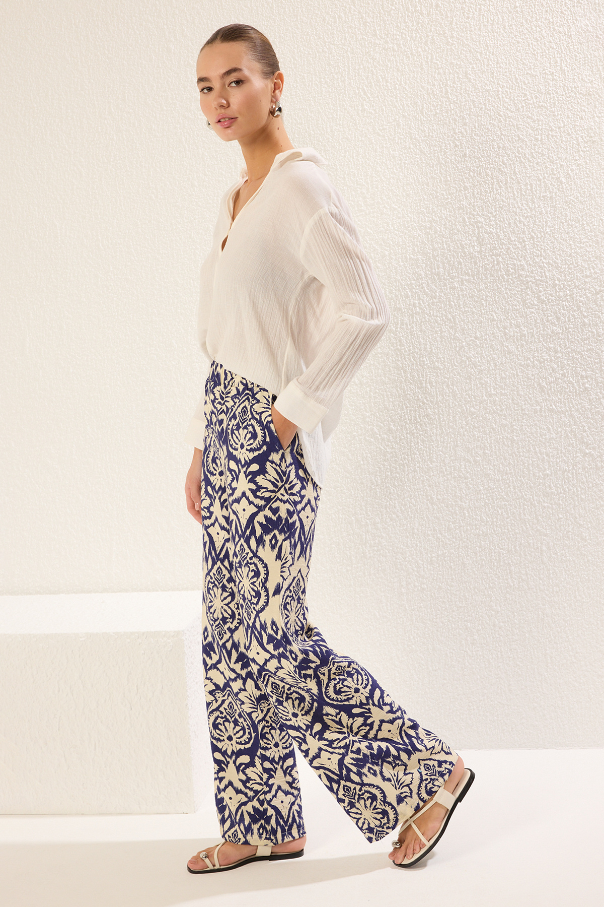 Trendyol Collection-Mehrfarbige, breite, gewebte Hose mit weitem Bein und ethnischem Muster TWOSS25PL00030 2