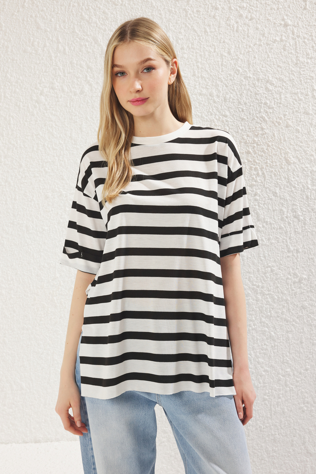 Trendyolmilla  Siyah Çizgili Duble Kol Asimetrik Boyfriend Örme T-Shirt TWOSS20TS0828 - Görsel 2