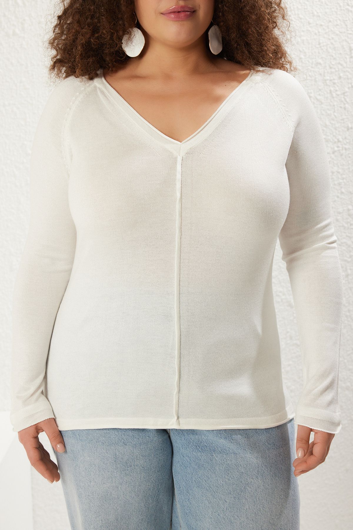 Trendyol Curve-Pulover tricot subțire cu decolteu în V cu cusături ecru TBBSS25AN00001 3