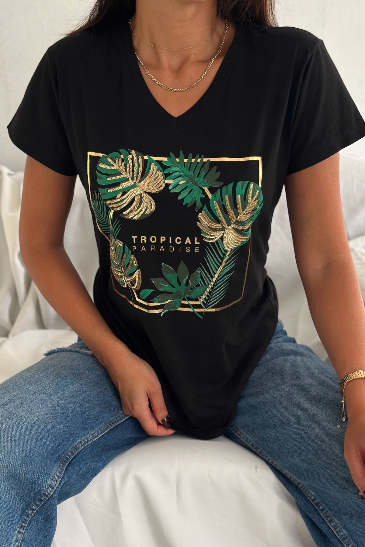 FEMELLE Kadın Siyah V Yaka Tropical Yaprak Pul Payet İşlemeli %100 Pamuk T-Shirt