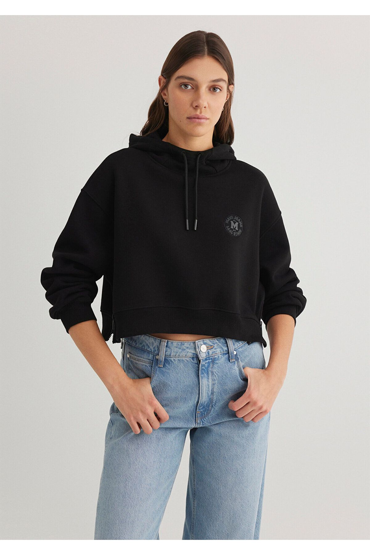 Mavi-Patch Logo Hooded Black Crop Sweatshirt 1S10305-900 2