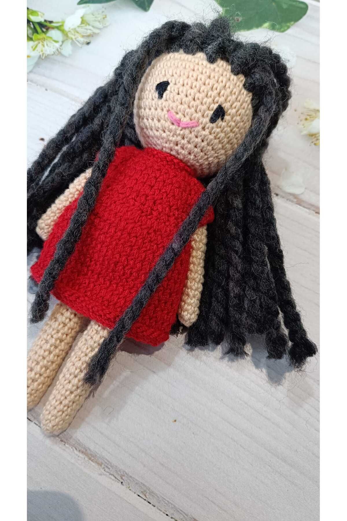 KREATİF TASARIM Amigurumi Yeşil ve Kırmızı Elbiseli Uzun Saçlı Bebek