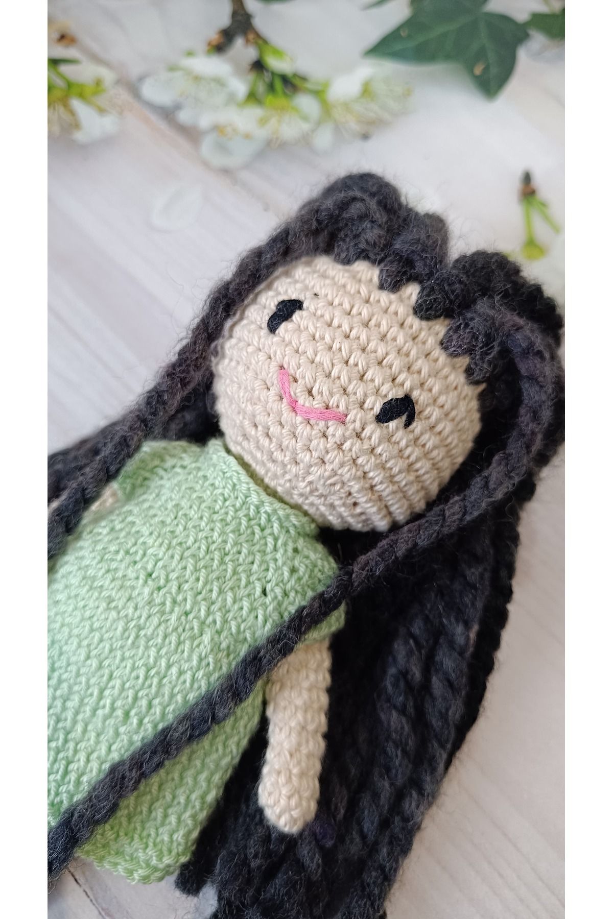 KREATİF TASARIM Amigurumi Yeşil ve Kırmızı Elbiseli Uzun Saçlı Bebek