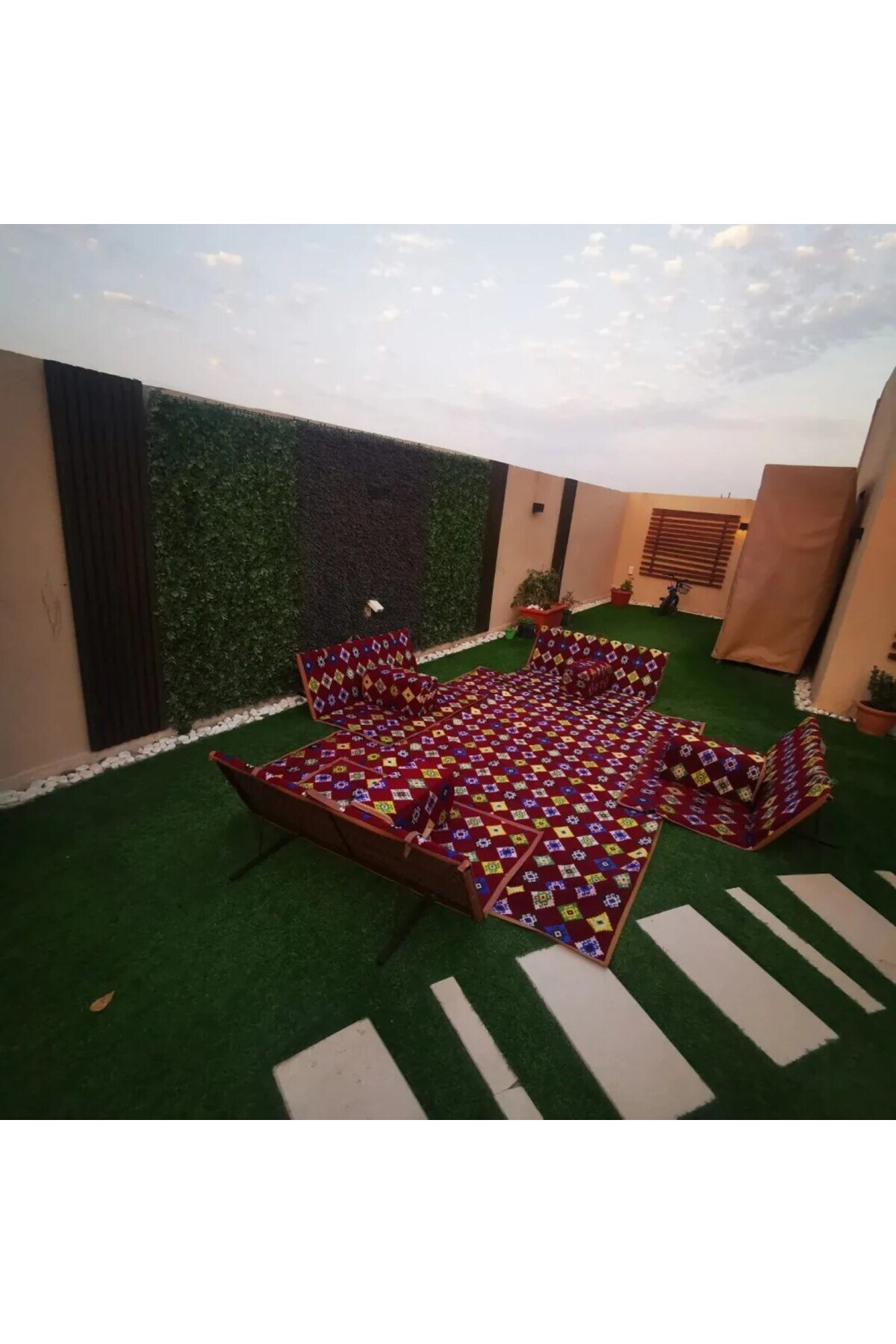 مجموعة جلسات أرضية خارجية للحوش بتصميم قماش سوري – عنابي