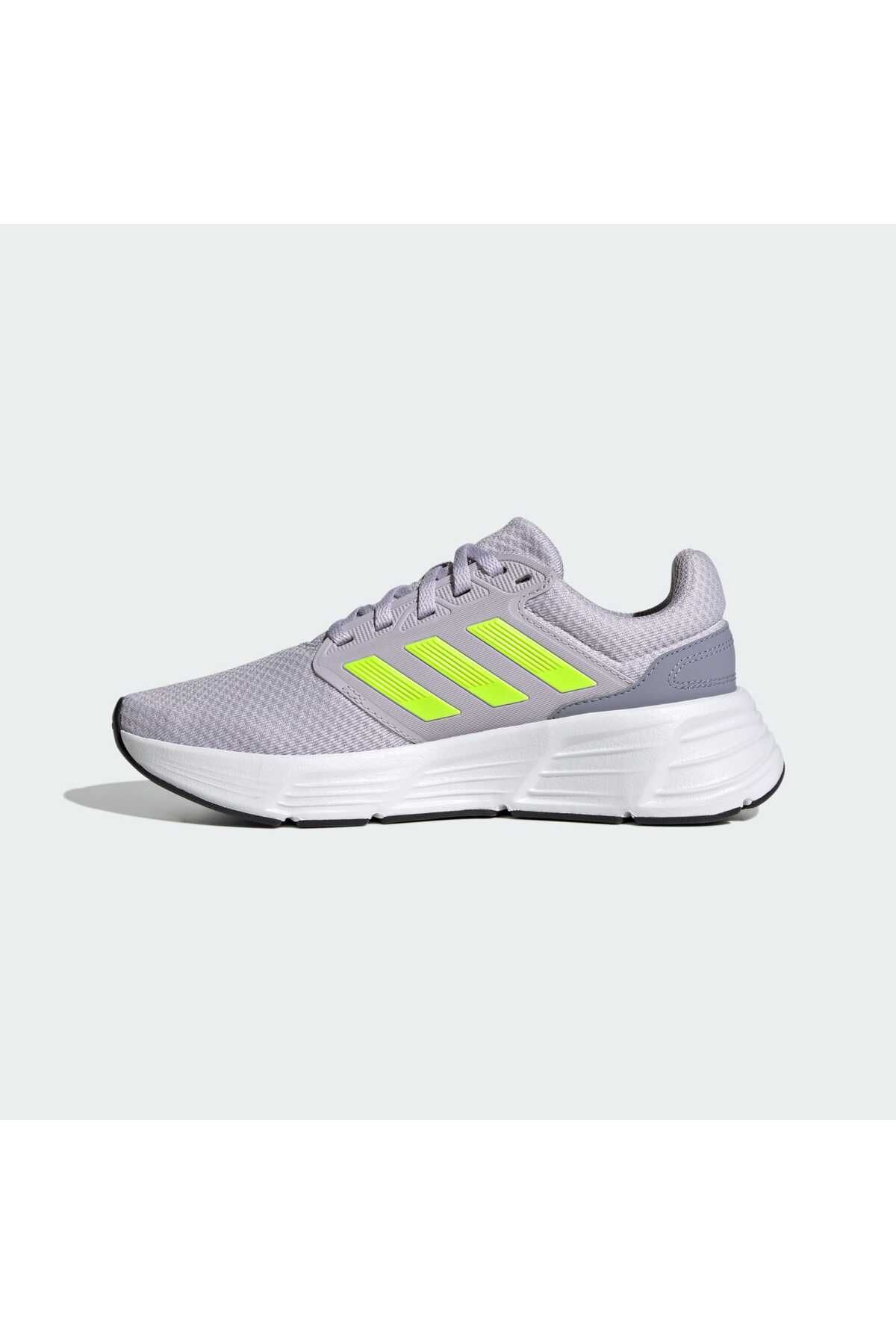 کفش دو و تمرین نقره‌ای زنانه 6 W در حال رانینگ adidas