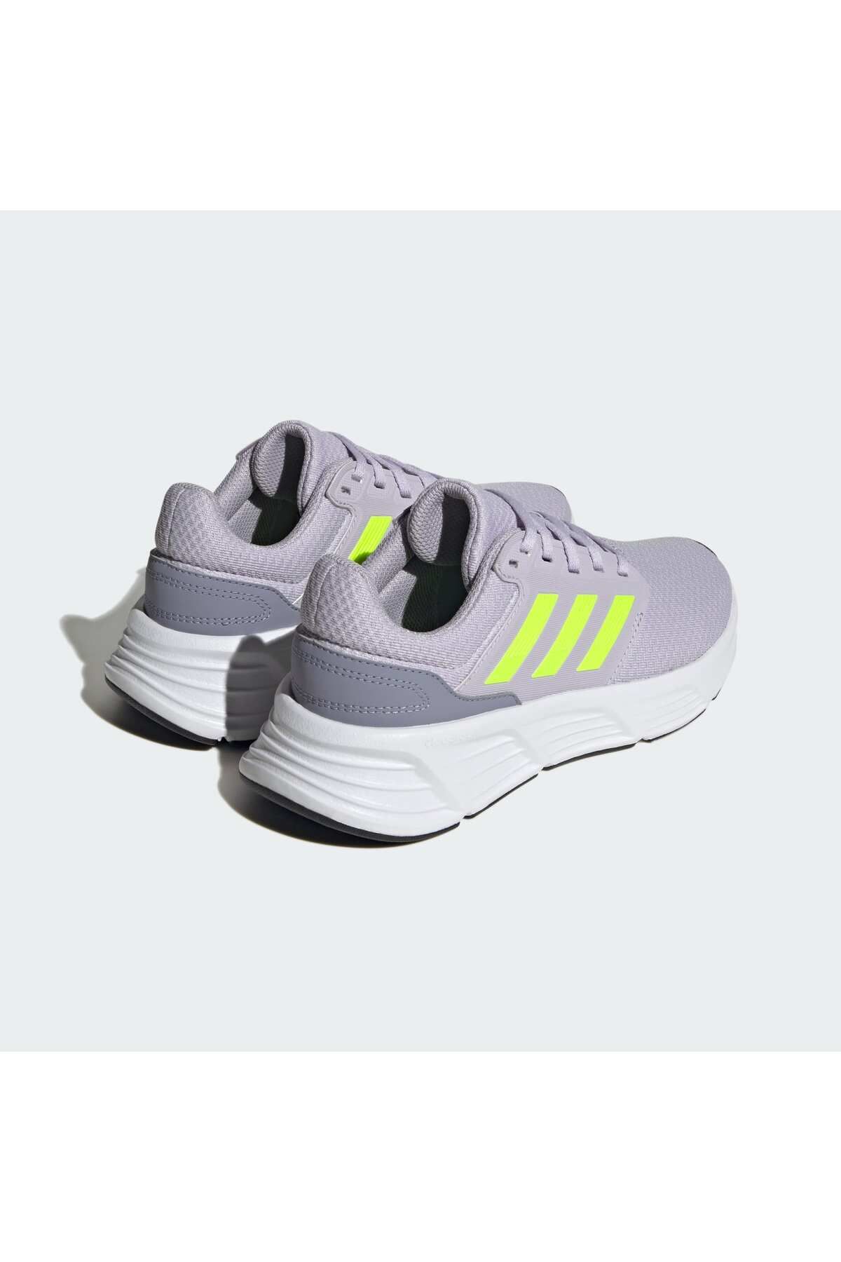 کفش دو و تمرین نقره‌ای زنانه 6 W در حال رانینگ adidas