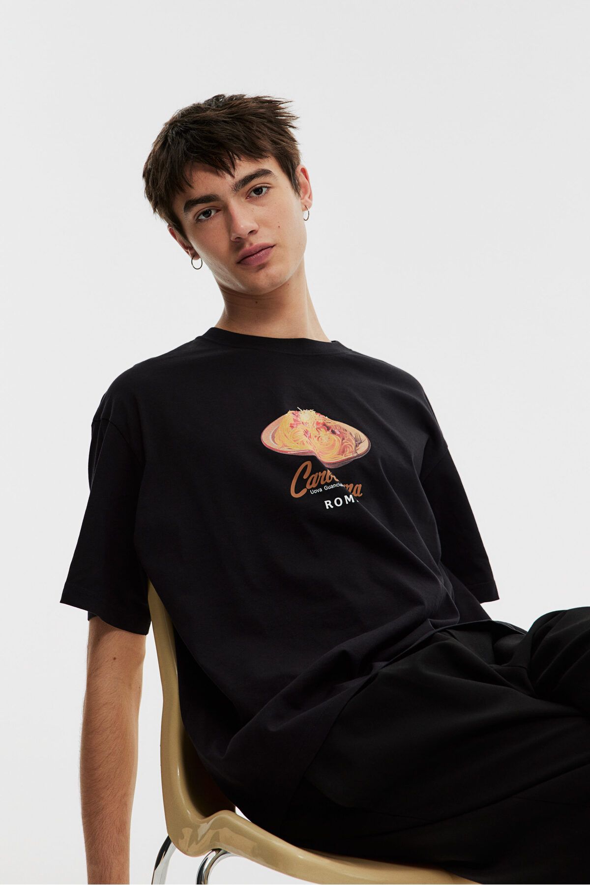 تی شرت مشکی مردانه طرح دار با تناسب باز H M H&M