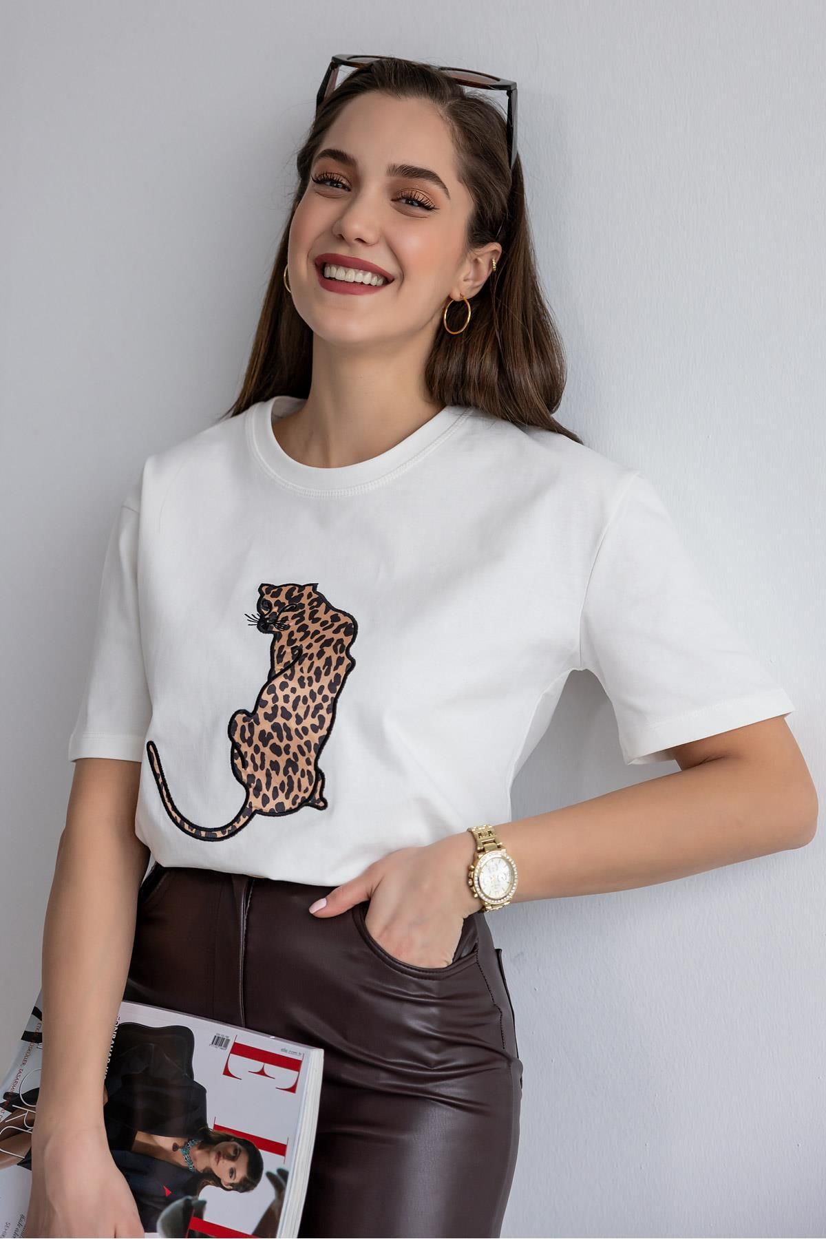 Askı Nişantaşı Kadın Leopar Baskılı Beyaz T-Shirt