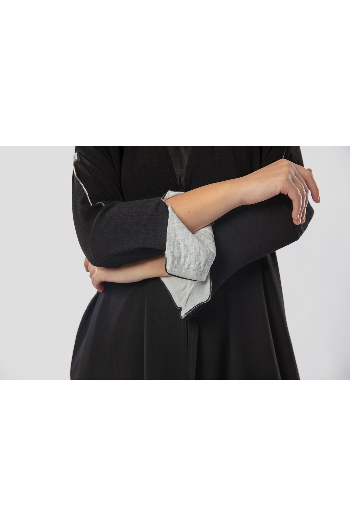 outline-Abaya with distinctive sleeves 3
