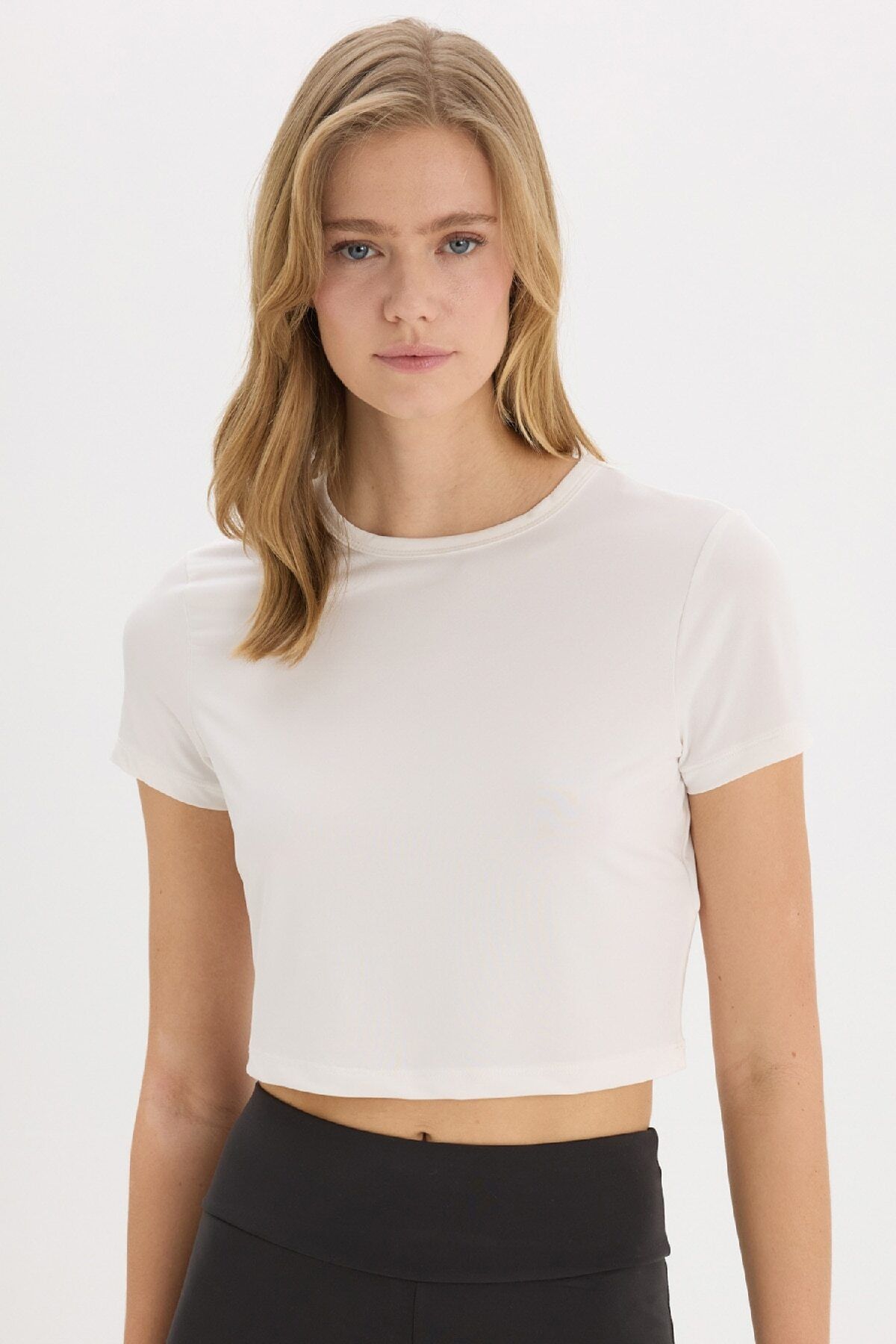 DeFacto DeFactoFit Crop Top Bisiklet Yaka Basic Düz Sporcu Kısa Kollu Tişört D7295AX25SP