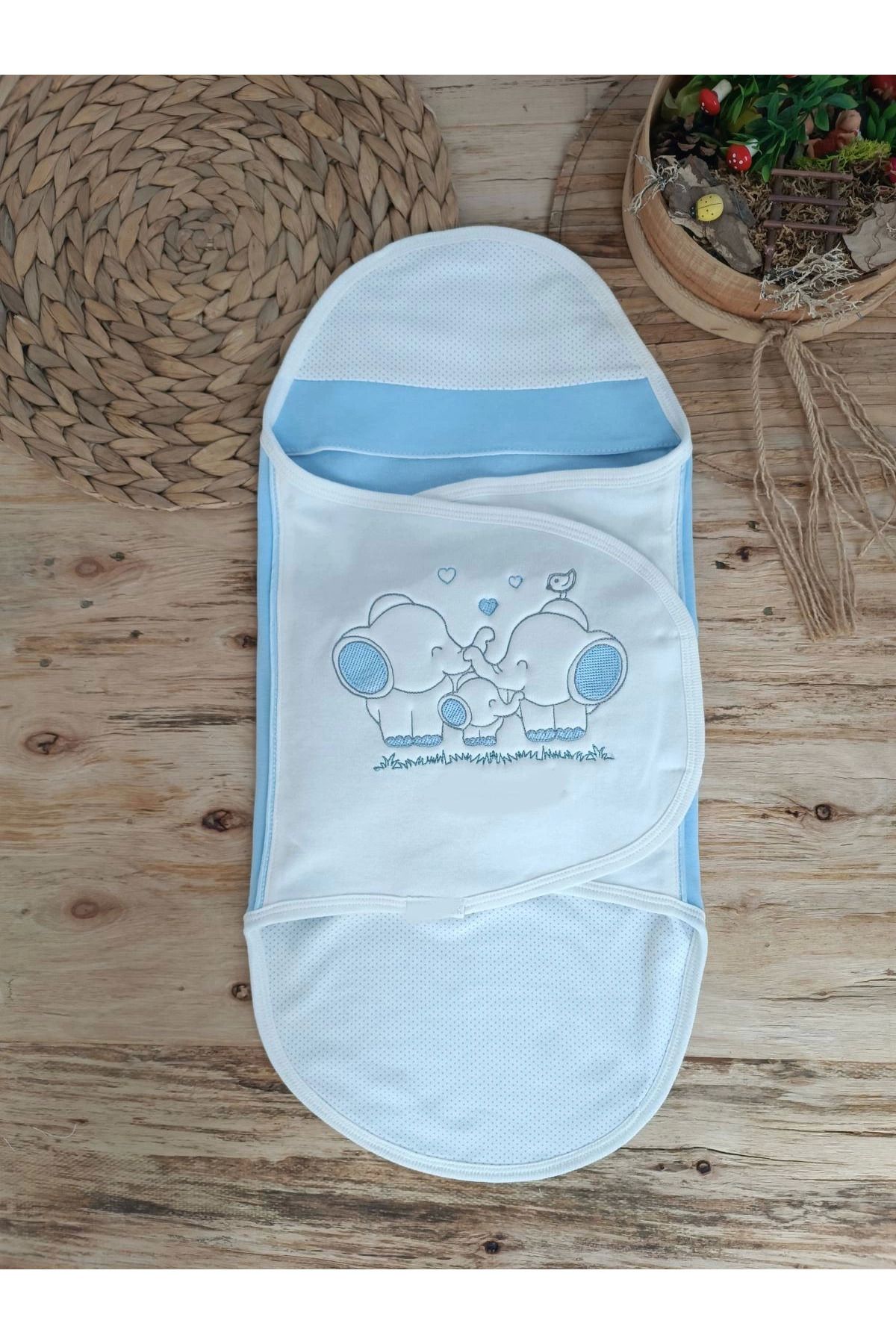 Ecenaz Yenidoğan Mutlu Fil Ailesi Nakışlı Çıt Çıt Kapamalı Bebek Kundak Ekru-mavi