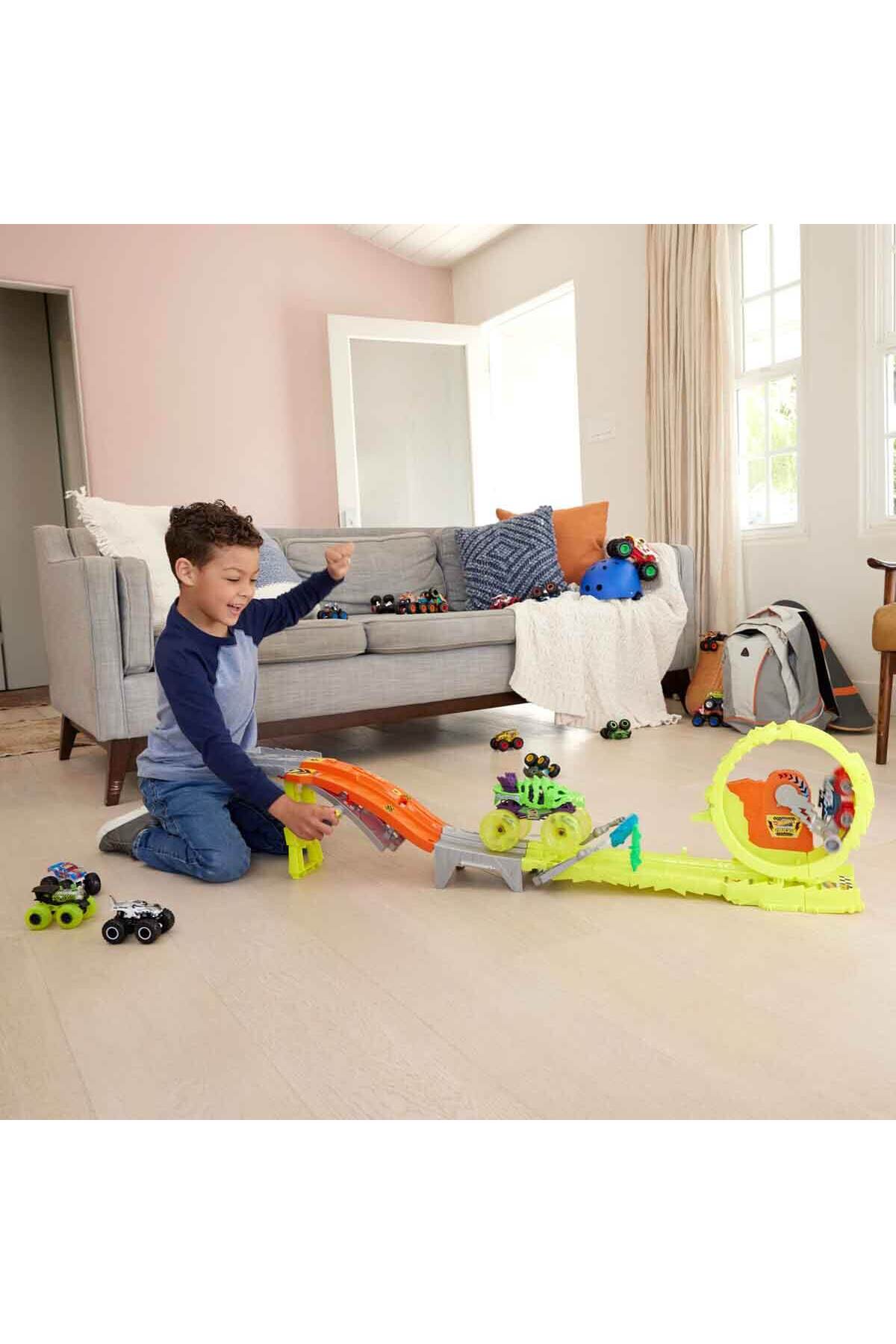 HOT WHEELS Monster Trucks Power Smashers Oyun Seti, 1:64 ölçekli Bone Shaker, 2 ezilmiş araba HXT05 fotoğrafı 4 (önizleme)