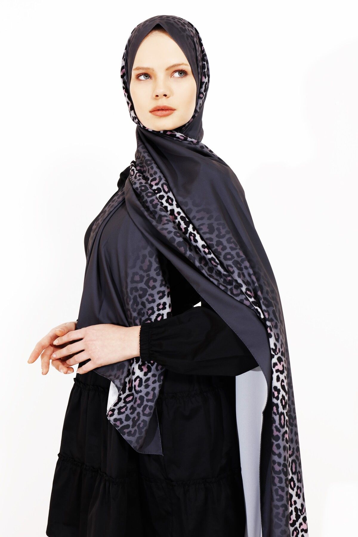 Differenza-Gradient Leopard Shawl, Medina Silk and Anthracite 2