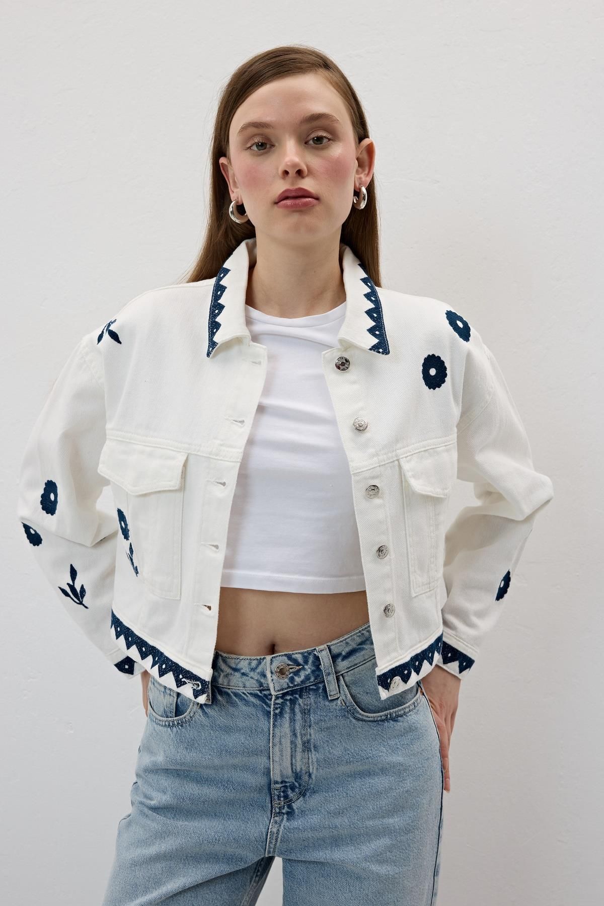 LEVURE-White Embroidery Detailed Buttoned Denim Jacket 4