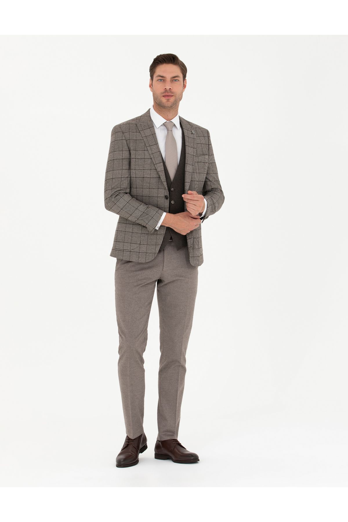 کت و شلوار چهارخانه قهوه ای روشن با جلیقه 50281897-VR002 Pierre Cardin