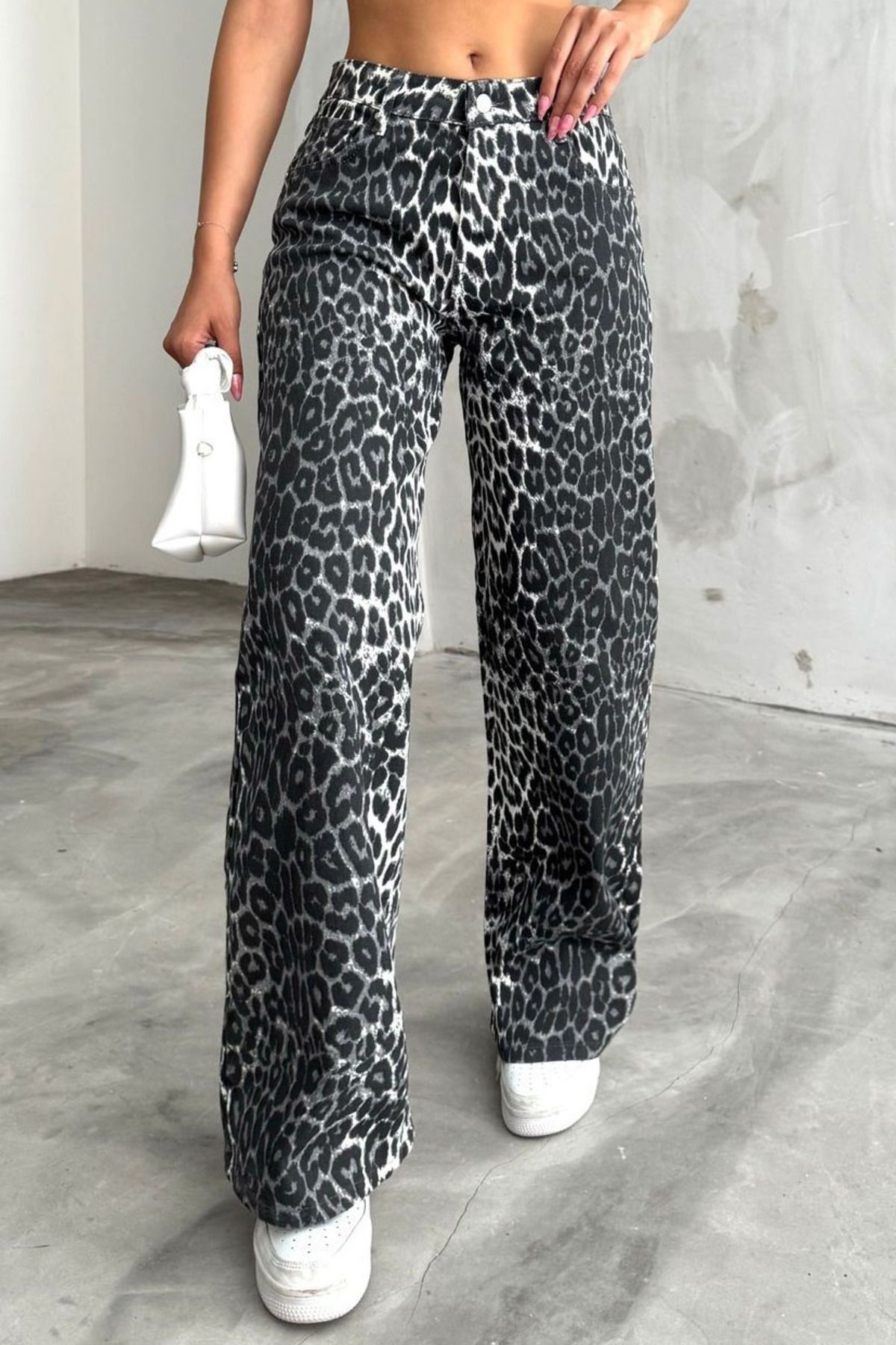 MissThetis Yüksek Bel Geniş Paça Wide Leg Palazzo Düğmeli Fermuarlı 5 Cepli Leopar Desenli Denim Jean Pantolon