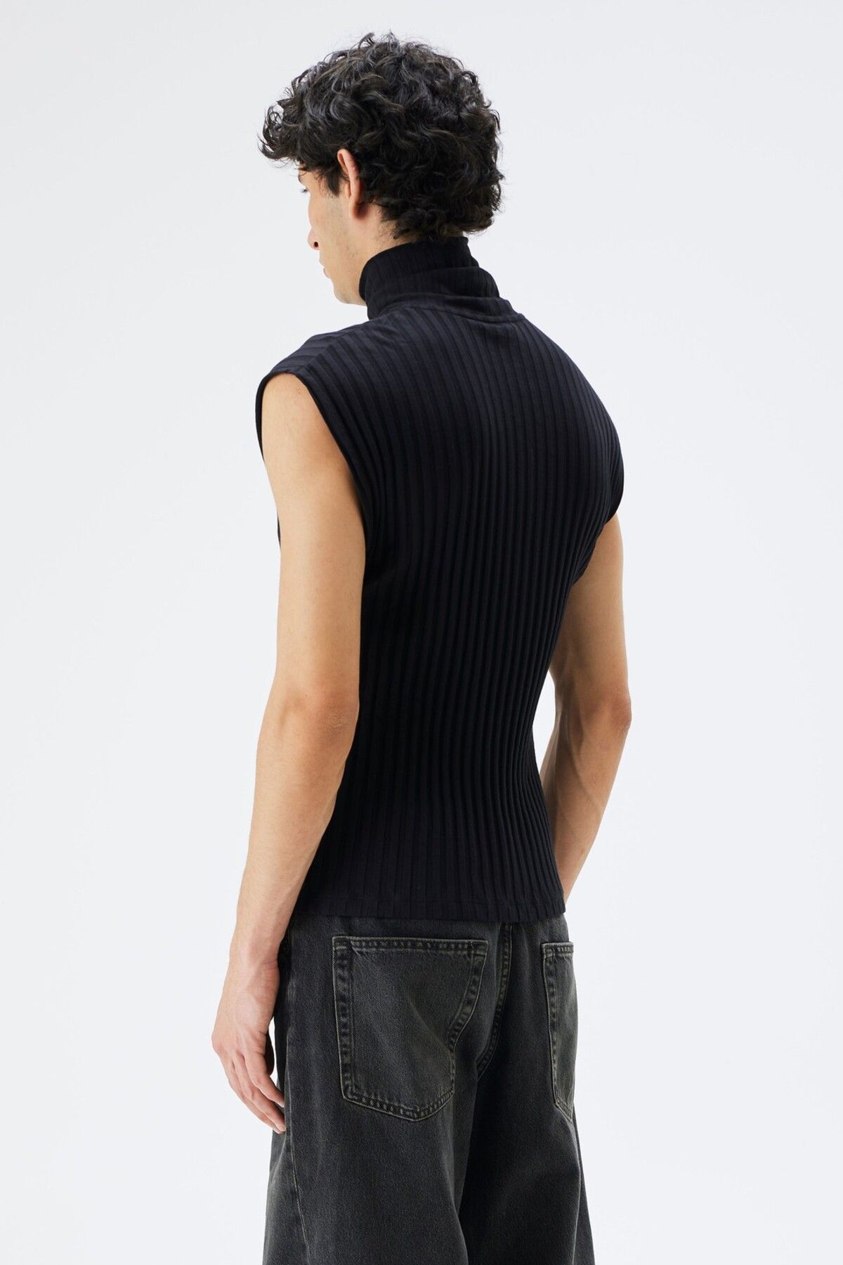 IAMNOTBASIC-Leonardo High Top Undershirt - Black 2