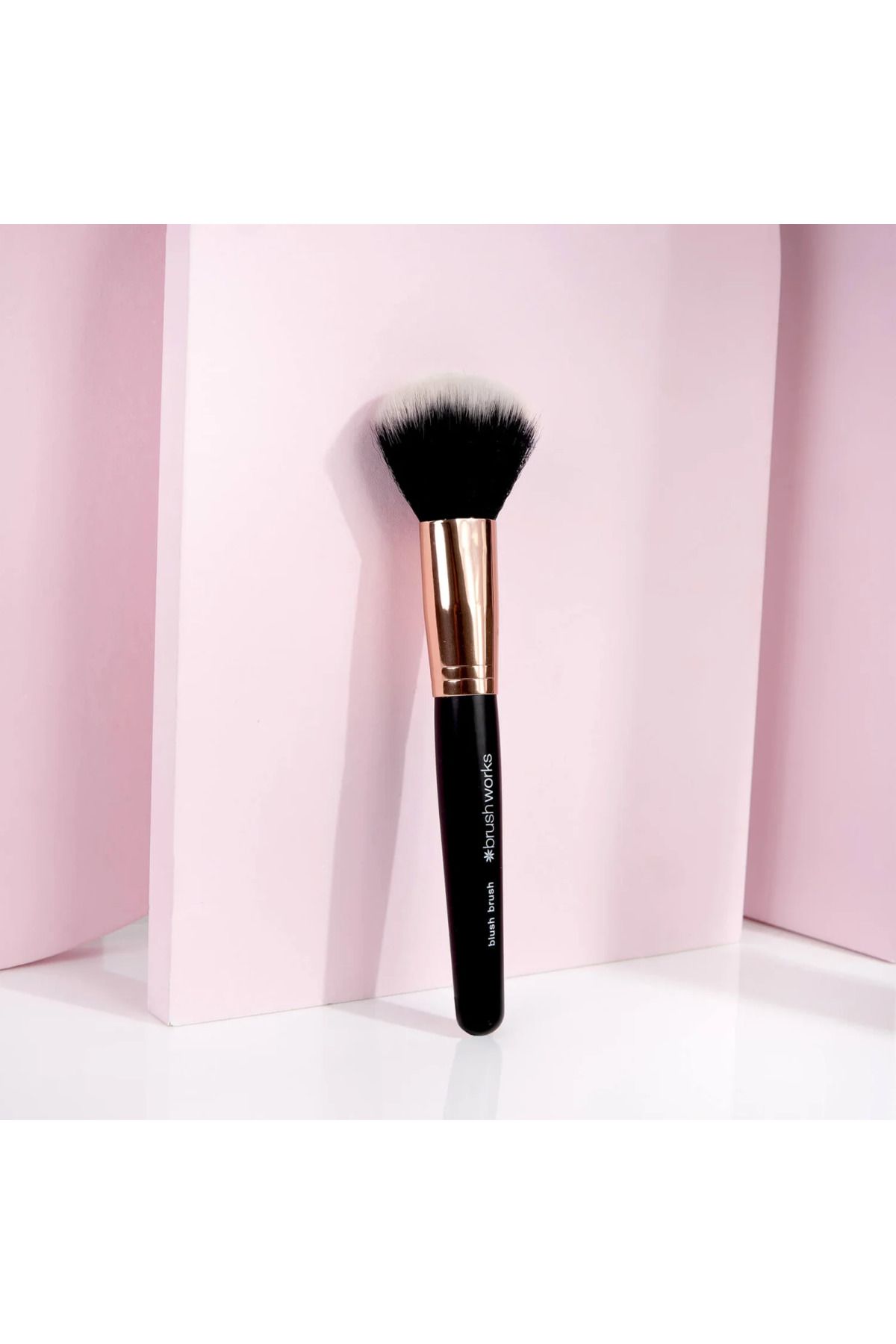 Brushworks Blush Brush Yumuşak Kabuklu Allık ve Bronzlaştırıcı Fırçası