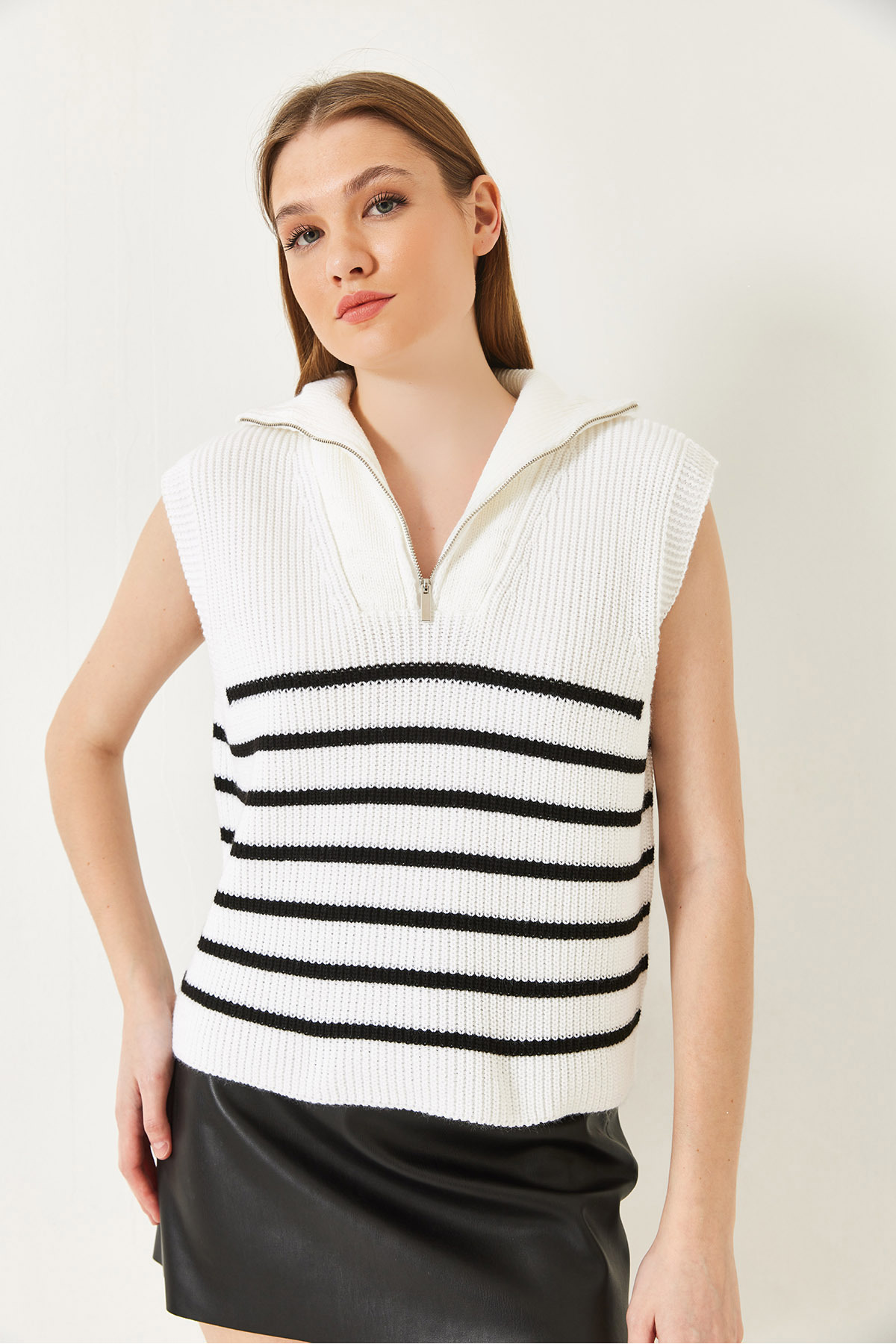 LUCCI Striped Knitwear Sweater Vest with Zipper Collar 4