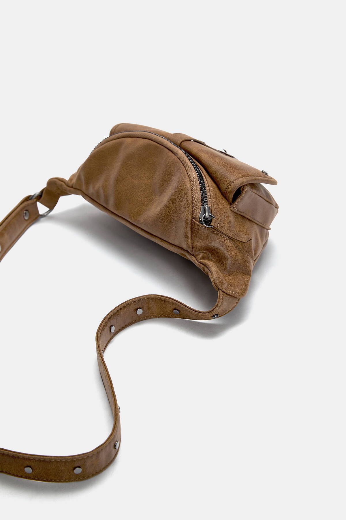 خرید کیف کمری چرمی زنانه با جیب سگک‌دار و بند قابل تنظیم Pull & Bear