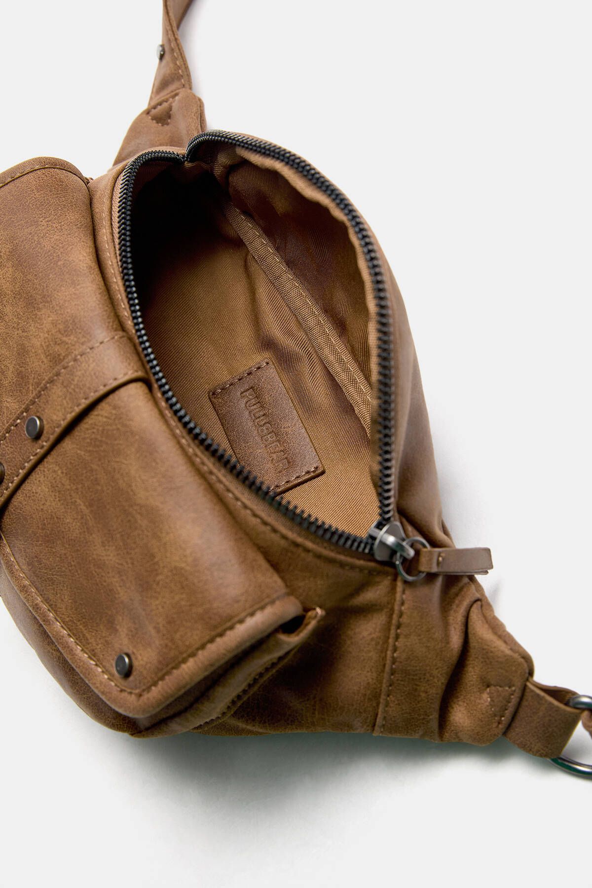 خرید کیف کمری چرمی زنانه با جیب سگک‌دار و بند قابل تنظیم Pull & Bear