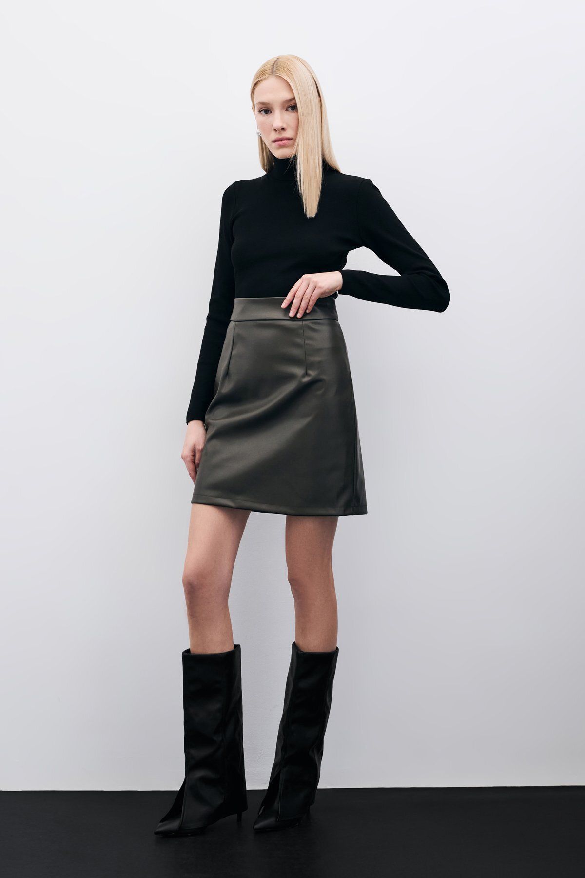 Sateen-Кожена пола в цвят каки с повдигнат край 3