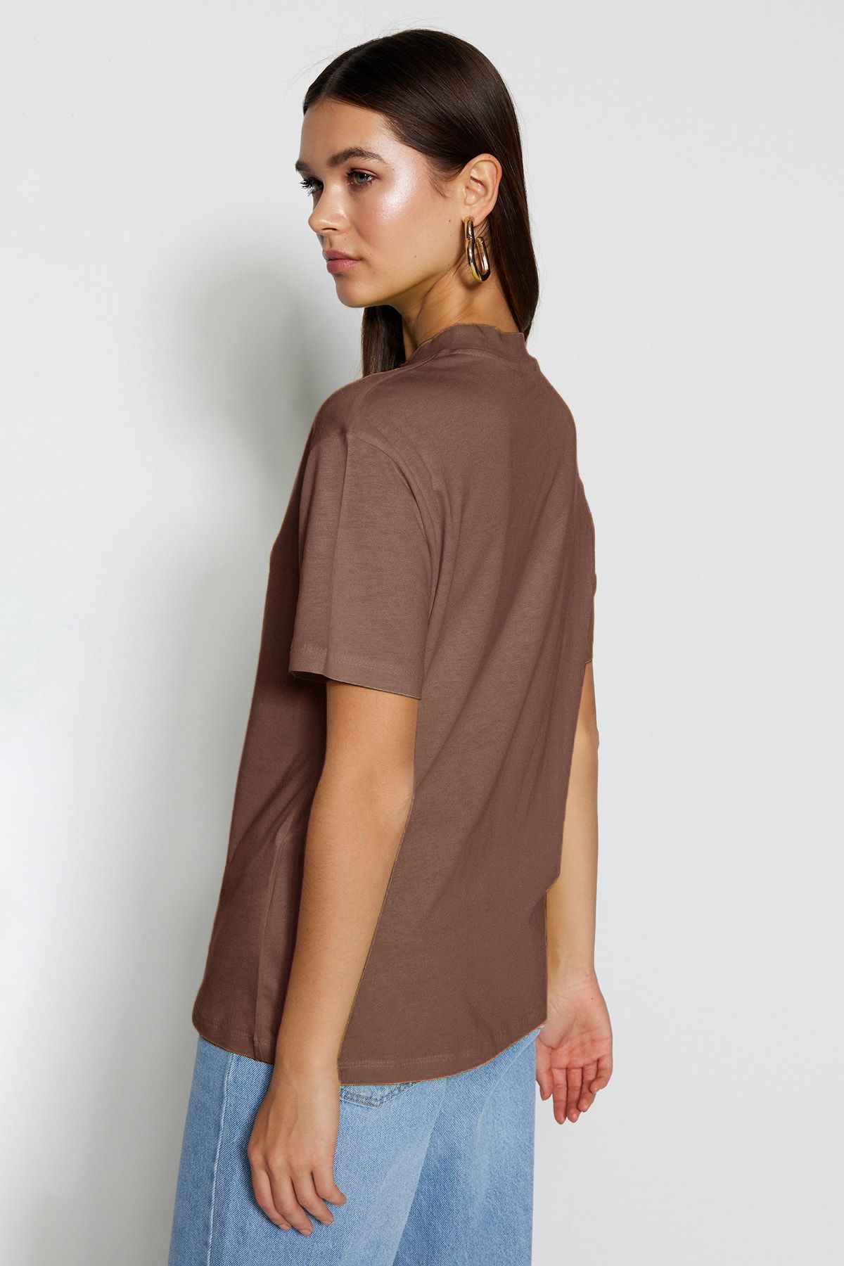 Trendyol Collection-Hellbraunes T-Shirt aus 100 % Baumwolle mit Stehkragen – TWOAW20TS0096 5