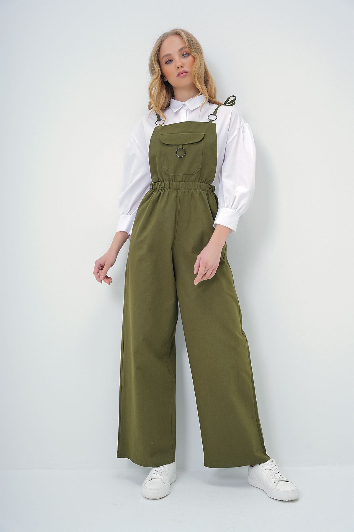 Trend Alaçatı Stili-Khakifarbene Aerobin-Salopet-Hose für Damen mit Vordertaschen, Hosenträgern und Ringdetails ALC-X13581 4