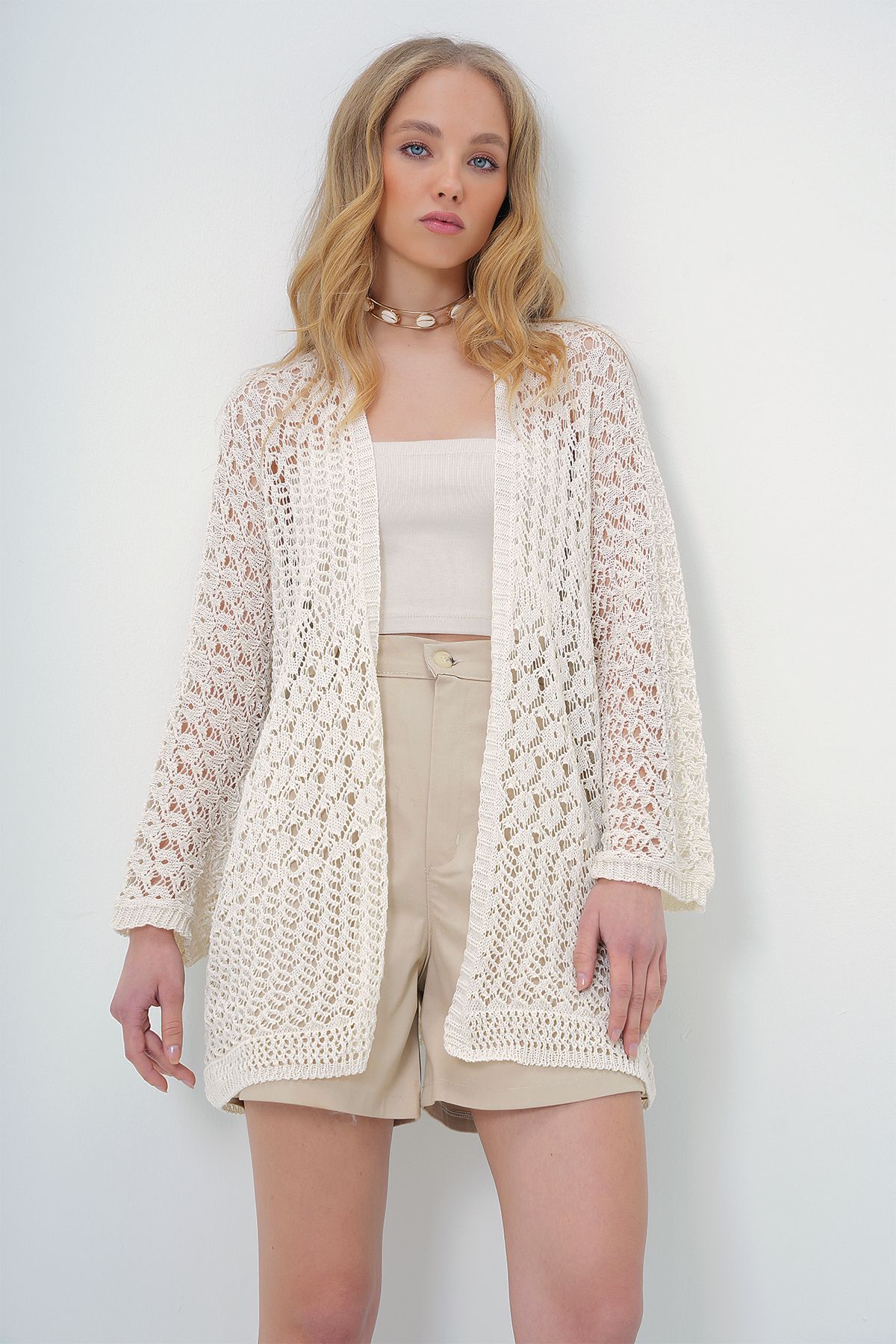Trend Alaçatı Stili-Übergroße Strickjacke mit durchbrochenem Muster und Quastendetail für Damen in Vanille ALC-X10690 4